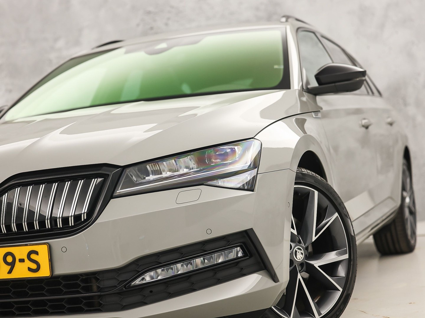 Škoda Superb Combi 1.4 TSI iV Sportline 218Pk Automaat (PANORAMADAK, 360 CAMERA, VIRTUAL COCKPIT, MEMORY SEATS, CANTON AUDIO, STOELVERWARMING, ADAPTIVE CRUISE, SFEERVERLICHTING, APPLE CARPLAY, NIEUWSTAAT)
