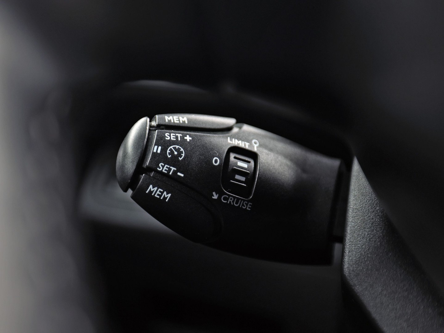 Peugeot 3008 1.2 PureTech Sport Automaat (PANORAMADAK, APPLE CARPLAY, GROOT NAVI, 360 CAMERA, LEDER, STOELVERWARMING, SPORTSTOELEN, GETINT GLAS, KEYLESS, DRIVE SELECT, NIEUWSTAAT)