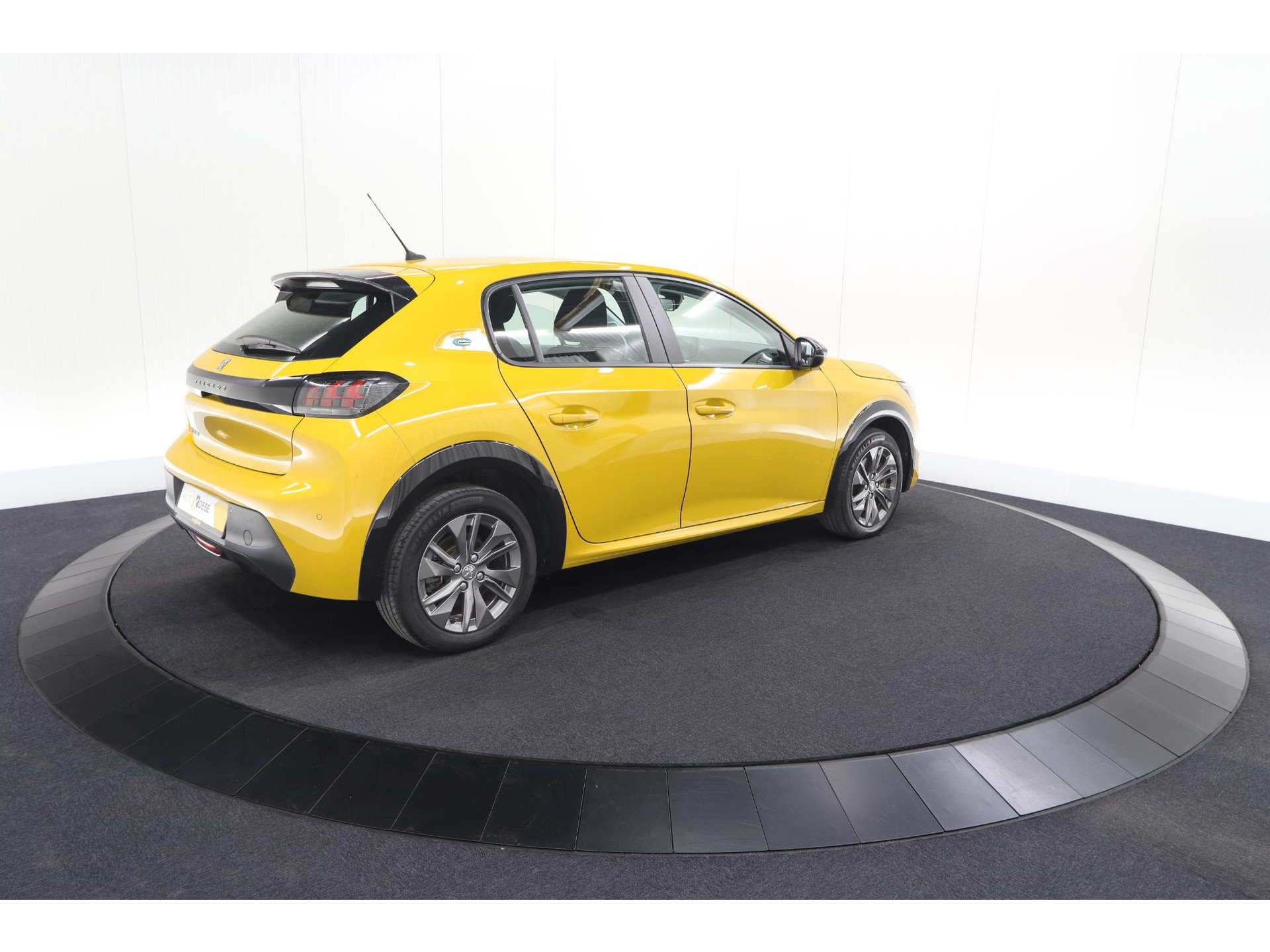 Peugeot e-208 EV Active Pack 50 kWh | 96,8% SOH | Navigatie | Parkeersensoren | Stoelverwarming