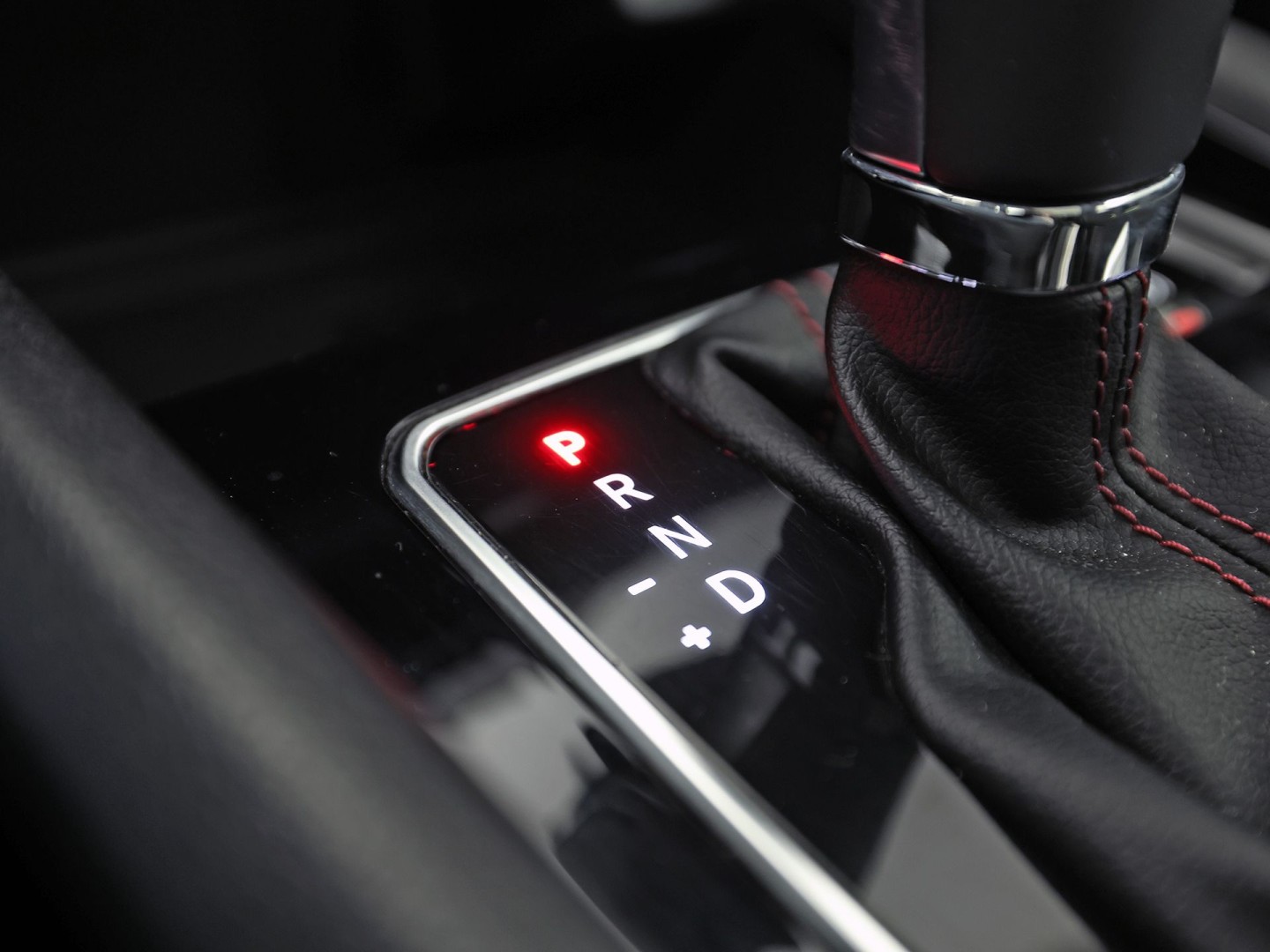 Jeep Compass 4xe 240 Plug-in Hybrid Electric Trailhawk 240Pk Automaat (PANORAMADAK, VIRTUAL COCKPIT, APPLE CARPLAY, GROOT NAVI, CAMERA, SPORTSTOELEN, GETINT GLAS, ADAPTIVE CRUISE, NIEUWSTAAT)