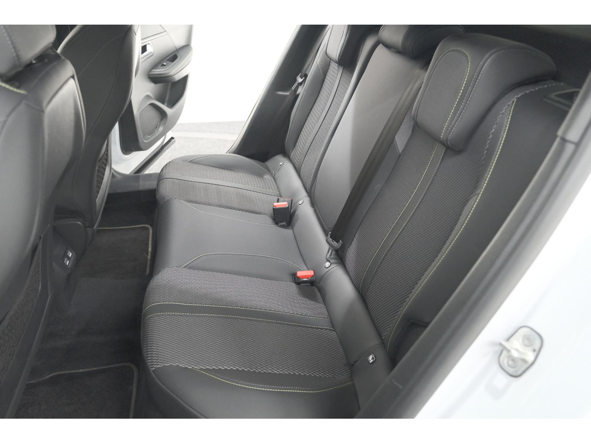 Peugeot 2008 PureTech 130 EAT8 GT | Camera | Apple Carplay | Parkeersensoren | 17 Inch Lichtmetalen Velgen