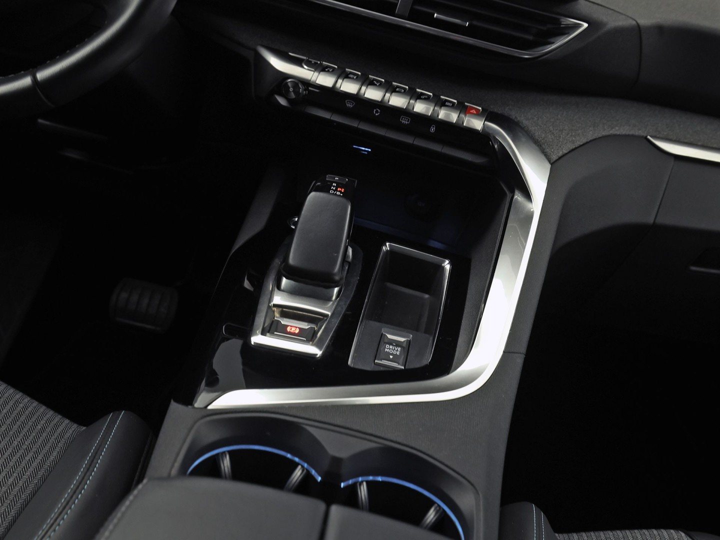 Peugeot 3008 1.6 HYbrid 225 Allure Blacksport 225Pk Automaat (APPLE CARPLAY, SOH 94,7%, BLACK PACK, GROOT NAVI, 360 CAMERA, SPORTSTOELEN, KEYLESS, LANE ASSIST, NIEUWE APK, NIEUWSTAAT)
