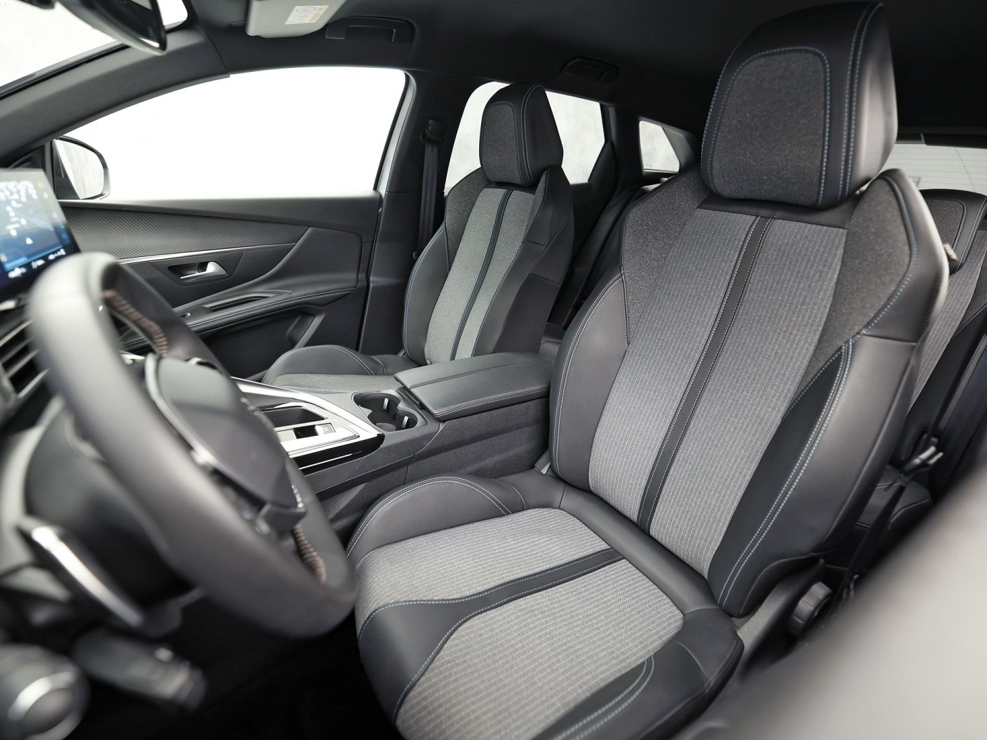 Peugeot 3008 1.6 HYbrid 225 Allure Sport 225Pk Automaat (APPLE CARPLAY, GROOT NAVI, 360 CAMERA, SPORTSTOELEN, LEDER, KEYLESS, GETINT GLAS, LANE ASSIST, NIEUWSTAAT)