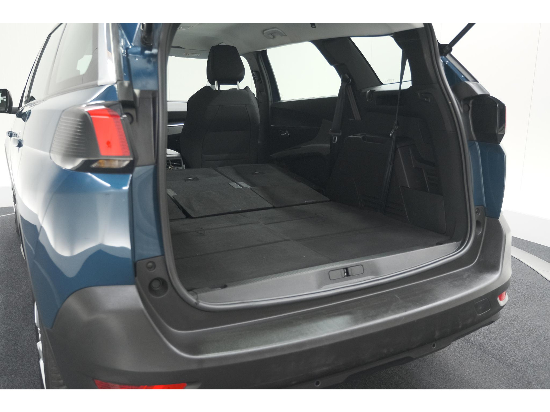Peugeot 5008 PureTech 130 EAT8 Active Pack | 7 Zitplaatsen | Apple Carplay | Parkeersensoren | Navigatie