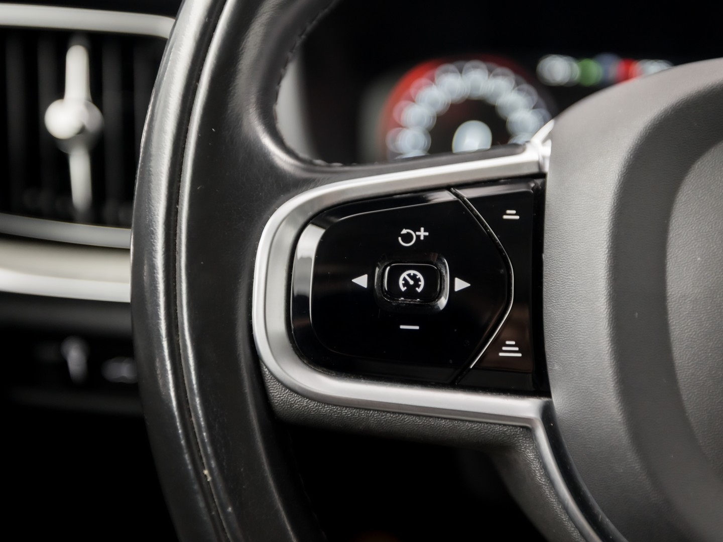 Volvo V60 2.0 T8 Twin Engine AWD Inscription 391Pk Automaat (PANORAMADAK, GROOT NAVI, MEMORY SEATS, GETINT GLAS, STUUR/STOELVERWARMING, CAMERA, TREKHAAK, ELEK ACHTERKLEP, NIEUWSTAAT)