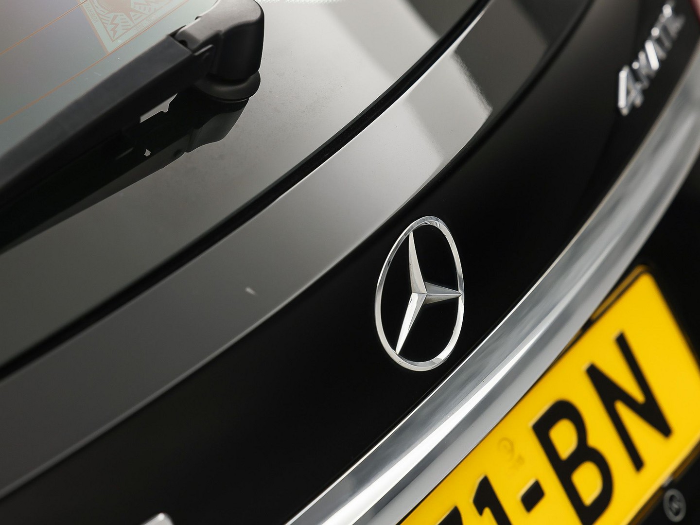 Mercedes-Benz GLA-klasse 250 4Matic Premium AMG Sport 211Pk Automaat (PANORAMADAK, MEMORY SEATS, GROOT NAVI, CAMERA, TREKHAAK, SPORTSTOELEN, GETINT GLAS, BRUIN LEDER, STOELVERWARMING, NIEUWSTAAT)