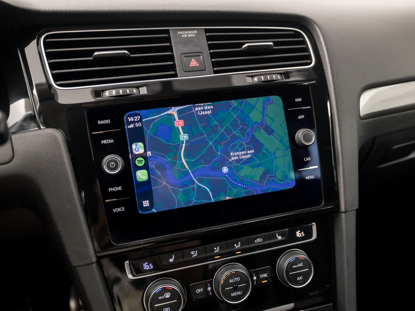 Volkswagen Golf 1.0 TSI Sportline (APPLE CARPLAY, GROOT NAVI, CLIMATE, STOELVERWARMING, SPORTSTOELEN, LM VELGEN, GETINT GLAS, PARKEERSENSOREN, NIEUWSTAAT)