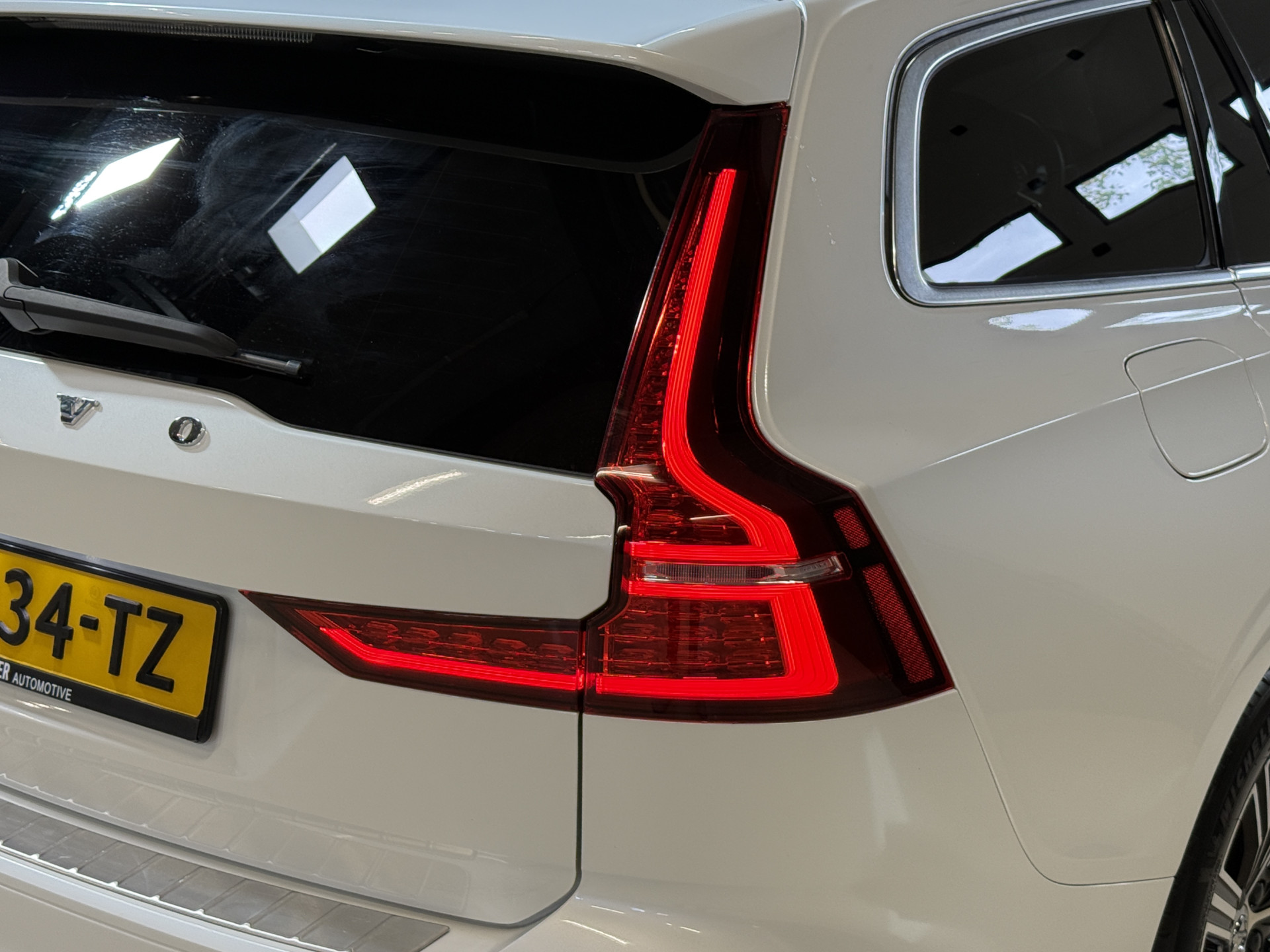 Volvo V60 2.0 T8 Twin Engine AWD Inscription | Panoramadak | 360 camera | Harman/Kardon | Adaptive cruise | Stoelverwarming