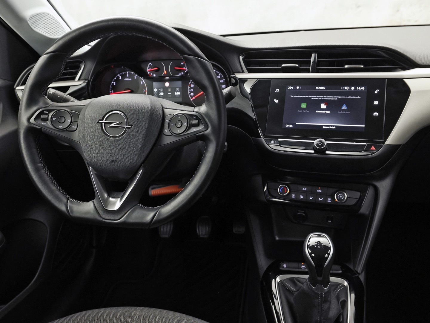 Opel Corsa 1.2 Sport (APPLE CARPLAY, GROOT NAVI, 360 CAMERA, CRUISE, PARKEERSENSOREN, LEDER STUURWIEL, SPORTSTOELEN, LM VELGEN, NIEUWSTAAT)