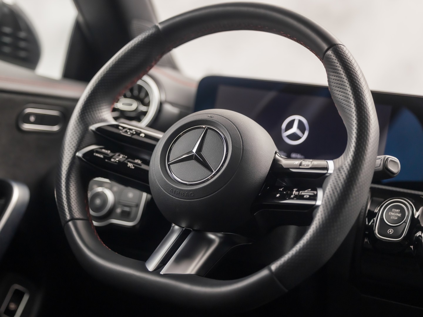 Mercedes-Benz CLA-Klasse 180 AMG Sport Automaat (GROOT NAVI, LOGISCH NAP, CAMERA, LEDER, SPORTSTOELEN, GETINT GLAS, STOELVERWARMING, ELEK ACHTERKLEP, NIEUWSTAAT)