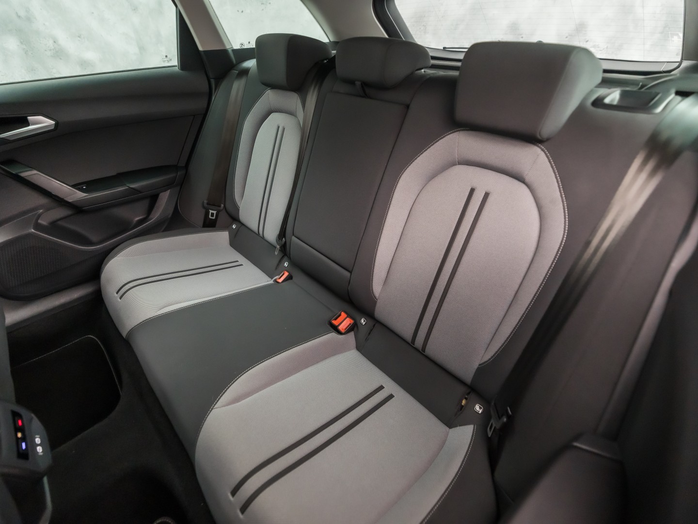 SEAT Leon 1.5 TSI Sport (4 CILINDER, APPLE CARPLAY, GROOT NAVI, CAMERA, GETINT GLAS, SPORTSTOELEN, ADAPTIVE CRUISE, KEYLESS, NIEUWSTAAT)