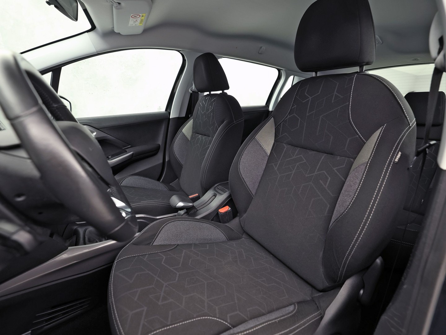 Peugeot 2008 1.2 PureTech Sport (SCHERM, CRUISE, SPORTSTOELEN, NIEUWE APK, NIEUWSTAAT)