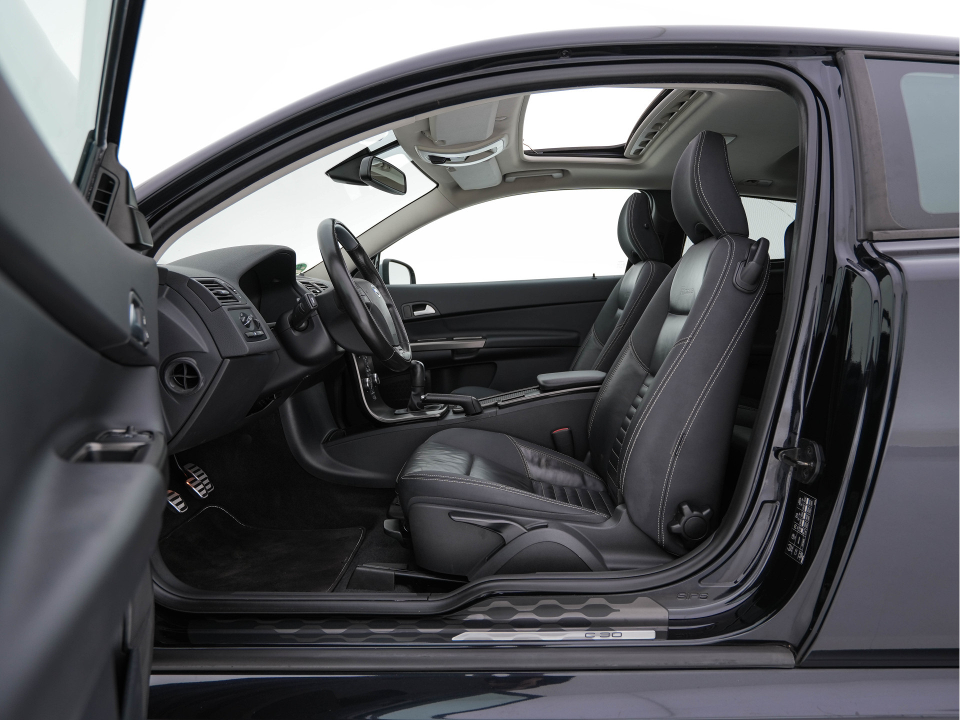 Volvo C30 1.6 D2 R-Design Sport-pack *PANO | BI-XENON | LEATHER-FABRIC | NAVI-FULLMAP | HEATED-SPORTSEATS | ECC | CARBON-INLAY | PDC | PREMIUM-AUDIO | CRUISE | 17''ALU*