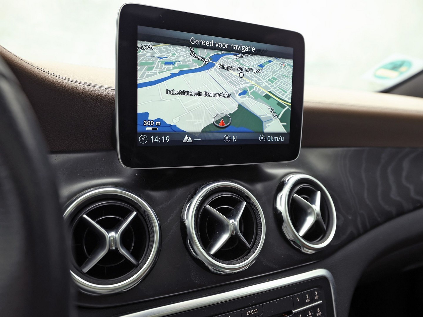 Mercedes-Benz GLA-klasse 250 4Matic Premium AMG Sport 211Pk Automaat (PANORAMADAK, MEMORY SEATS, GROOT NAVI, CAMERA, TREKHAAK, SPORTSTOELEN, GETINT GLAS, BRUIN LEDER, STOELVERWARMING, NIEUWSTAAT)