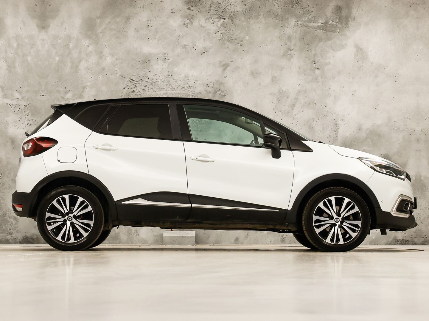 Renault Captur 1.2 TCe Initiale Paris (PANORAMADAK, NAVIGATIE, LEDER, STOELVERWARMING, CLIMATE, CAMERA, SPORTSTOELEN, GETINT GLAS, CRUISE, NIEUWSTAAT)