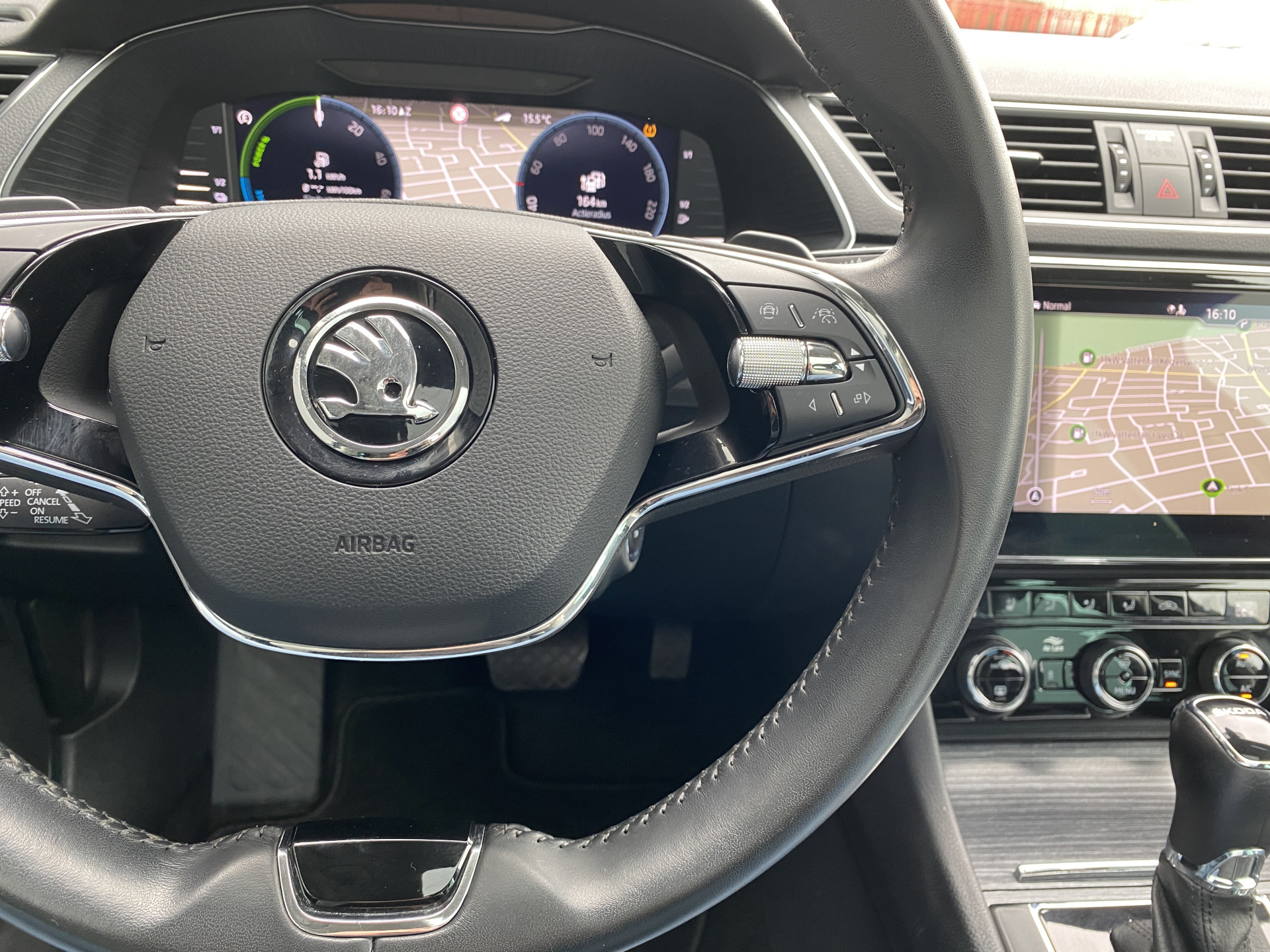 ŠKODA Superb Combi 1.4 TSI iV 218 pk Business Edition Plus AUT. | 1e eigenaar | navigatie | panoramadak | trekhaak | leder interieur