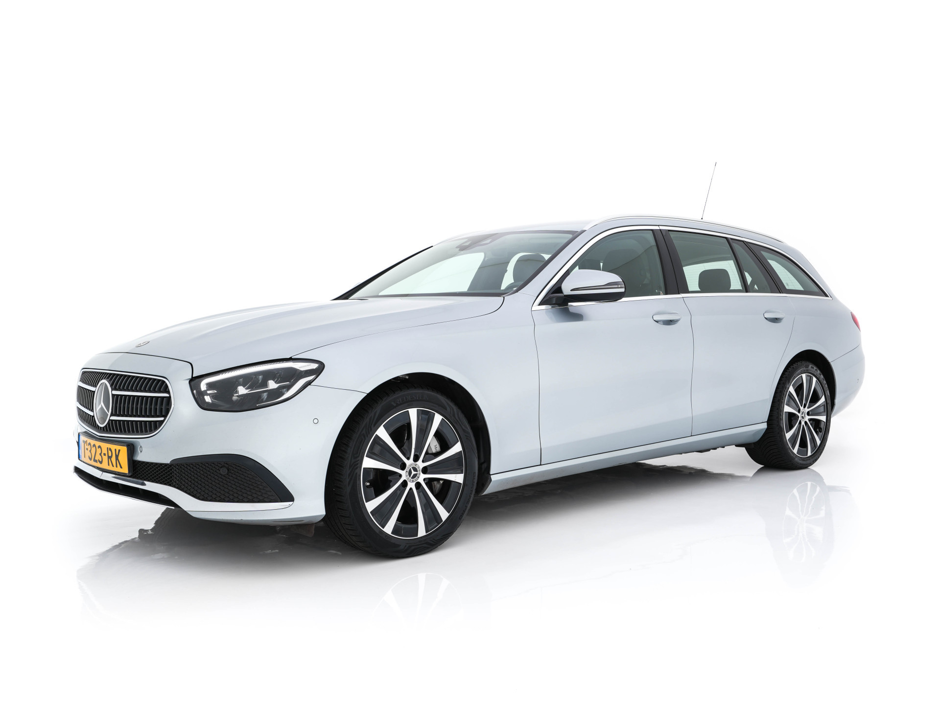 Mercedes-Benz E-klasse Estate 300 de Luxury Line ( Plug-in ) (INCL-BTW) Aut. *LUXURY-LEATHER | FULL-LED | WIDE-SCREEN-DIGICOCKPIT | BLIND-SPOT | AMBIENT-LIGHT | HEATED-SPORTSEATS | CAMERA | DAB+ | NAVI-FULLMAP | PDC | ADAPTIVE-CRUISE | ECC | 18''ALU*