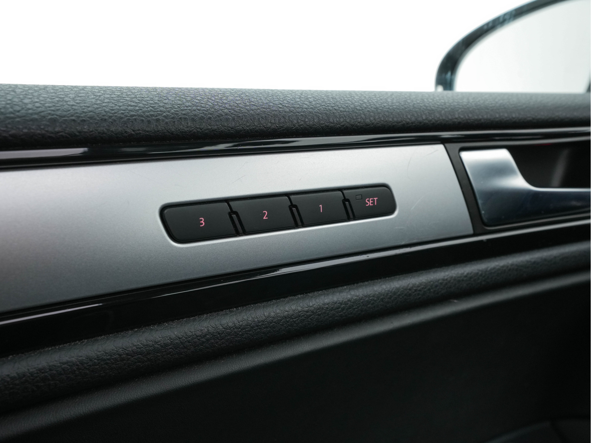 Volkswagen Touareg 3.0 TDI R-line-Pack Chrome-Pack Aut. *PANO | FULL-LEATHER | NAVI-FULLMAP | XENON | DYNAUDIO | MEMORY-PACK | ECC | SHIFT-PADDLES | PDC | DAB | COMFORT-SEATS | 21"ALU*