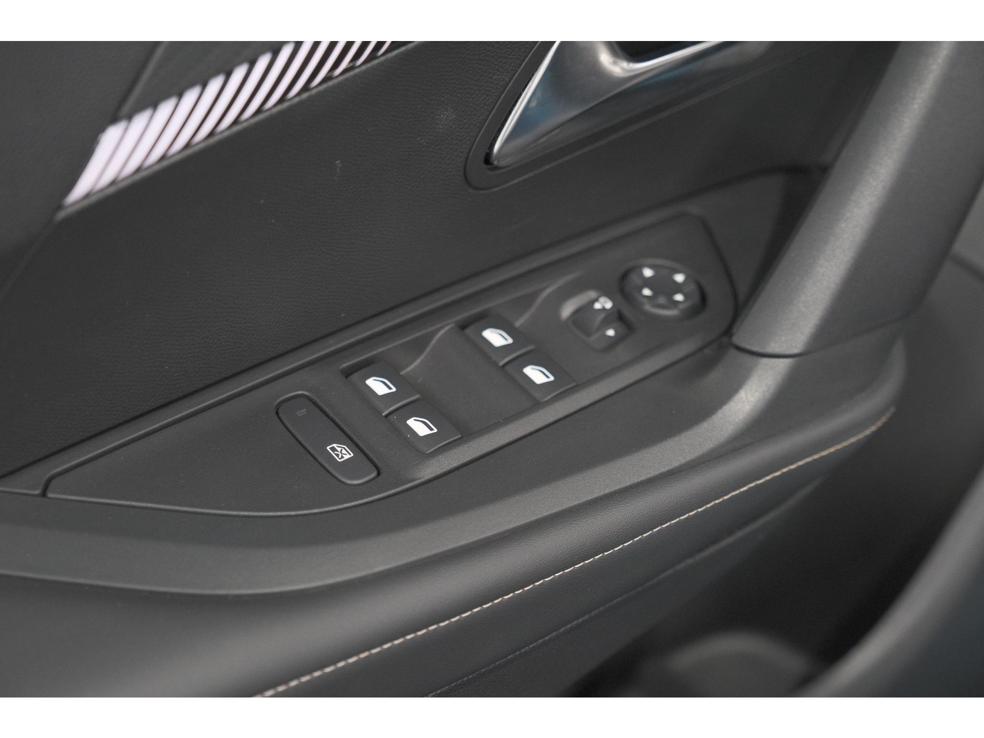 Peugeot e-2008 EV Allure Avantage 54 kWh | 11 KW Laadfunctie | Parkeersensoren | Apple Carplay