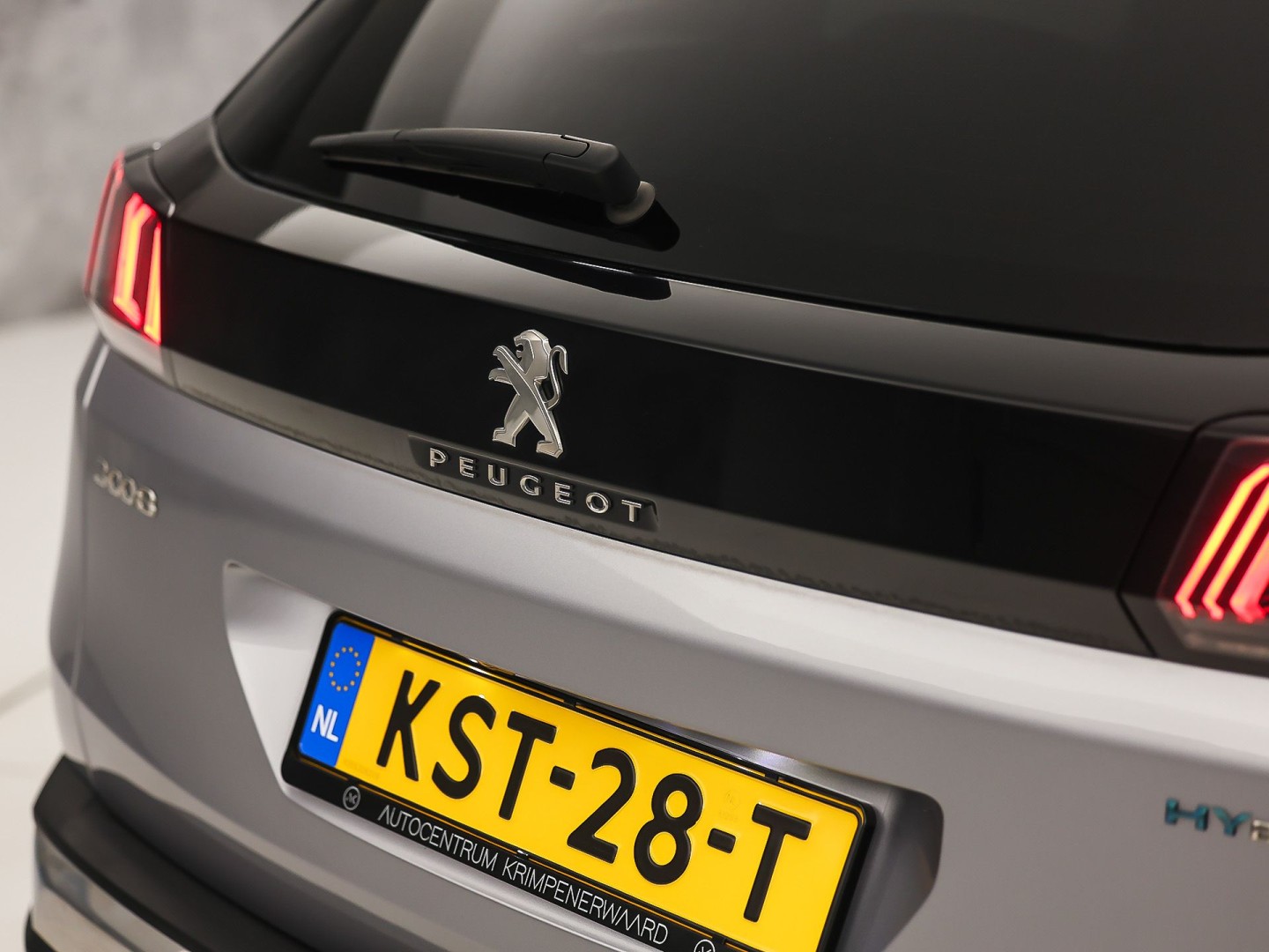 Peugeot 3008 1.6 HYbrid 225 Allure Sport 225Pk Automaat (APPLE CARPLAY, GROOT NAVI, KEYLESS, LEDER, 360 CAMERA, SPORTSTOELEN, ZWART HEMEL, GETINT GLAS, NIEUWSTAAT)