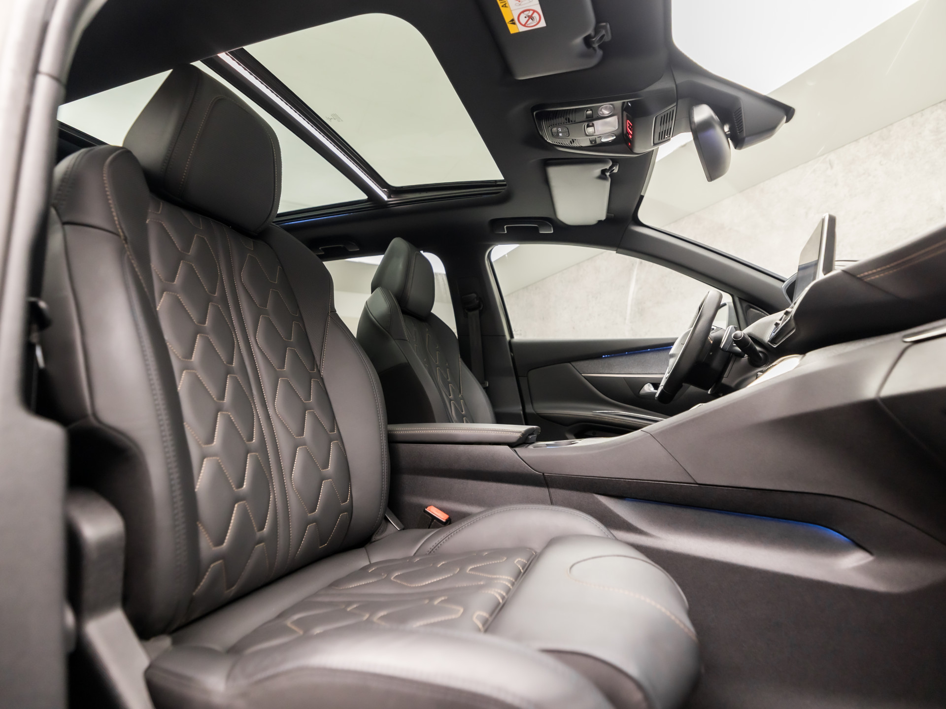 Peugeot 5008 1.6 e-THP GT-Line 165Pk Automaat (PANORAMADAK, NAPPA LEDER, MEMORY SEATS, STOELVERWARMING, 360 CAMERA, DRIVE MODE, KEYLESS, ADAPTIVE CRUISE, ELEK ACHTERKLEP, NIEUWSTAAT)