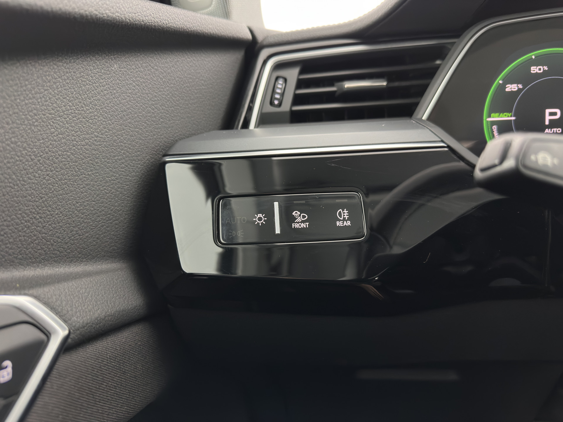 Audi e-tron 50 Quattro *ELECTRO-MOTOR AUDIBLE* Launch edition 71 kWh [ 3-Fase ] {SOH-100%} (INCL-BTW) Aut. *FULL-LED | DIGI-COCKPIT | NAVI-FULLMAP | HEATED-COMFORTSEATS | KEYLESS | AUDI-SOUND | SHIFT-PADDLES | ECC | PDC | CRUISE | 20''ALU*