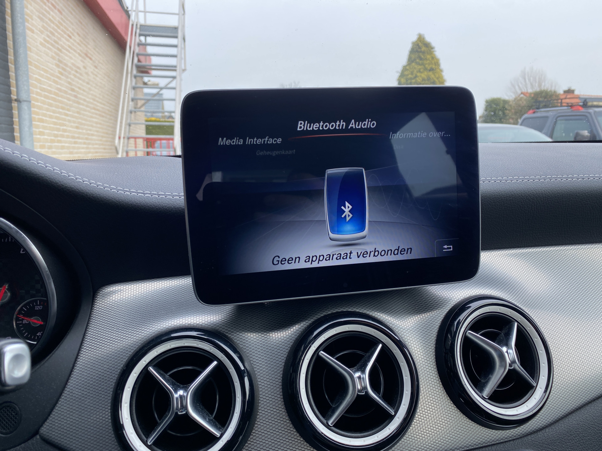 Mercedes-Benz A-klasse 180 Business Solution AMG Edition AUT. | leder/alcantara | 18 inch AMG velgen | navigatie | sportstoelen | sfeerverl.