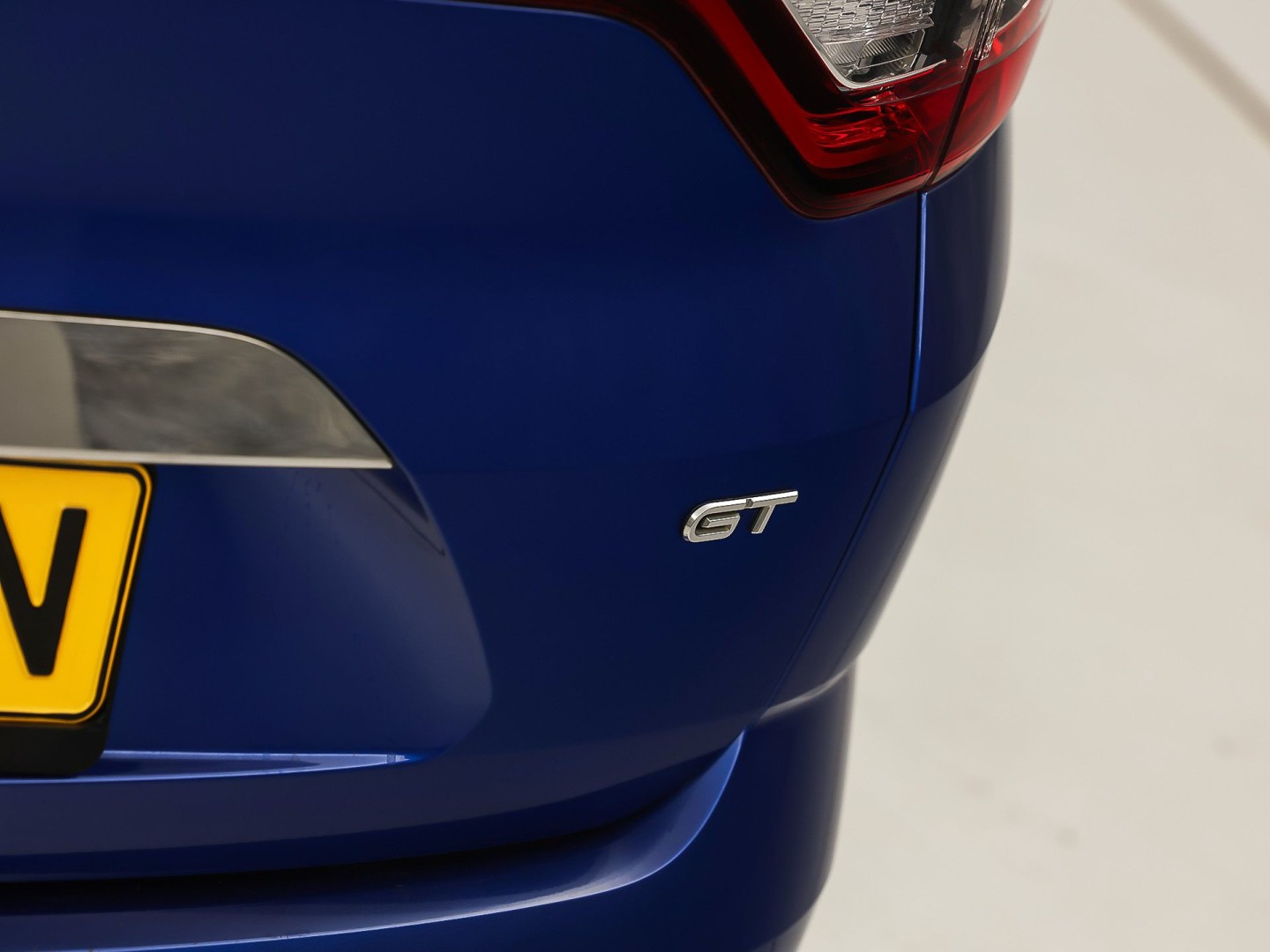 Renault Mégane Estate 1.6 TCe GT 205Pk Automaat (VIRTUAL COCKPIT, GROOT NAVI, KUIPSTOELEN, HEAD-UP DISPLAY, CAMERA, ADAPTIVE CRUISE, BOSE, STOELVERWARMING, NIEUWSTAAT)