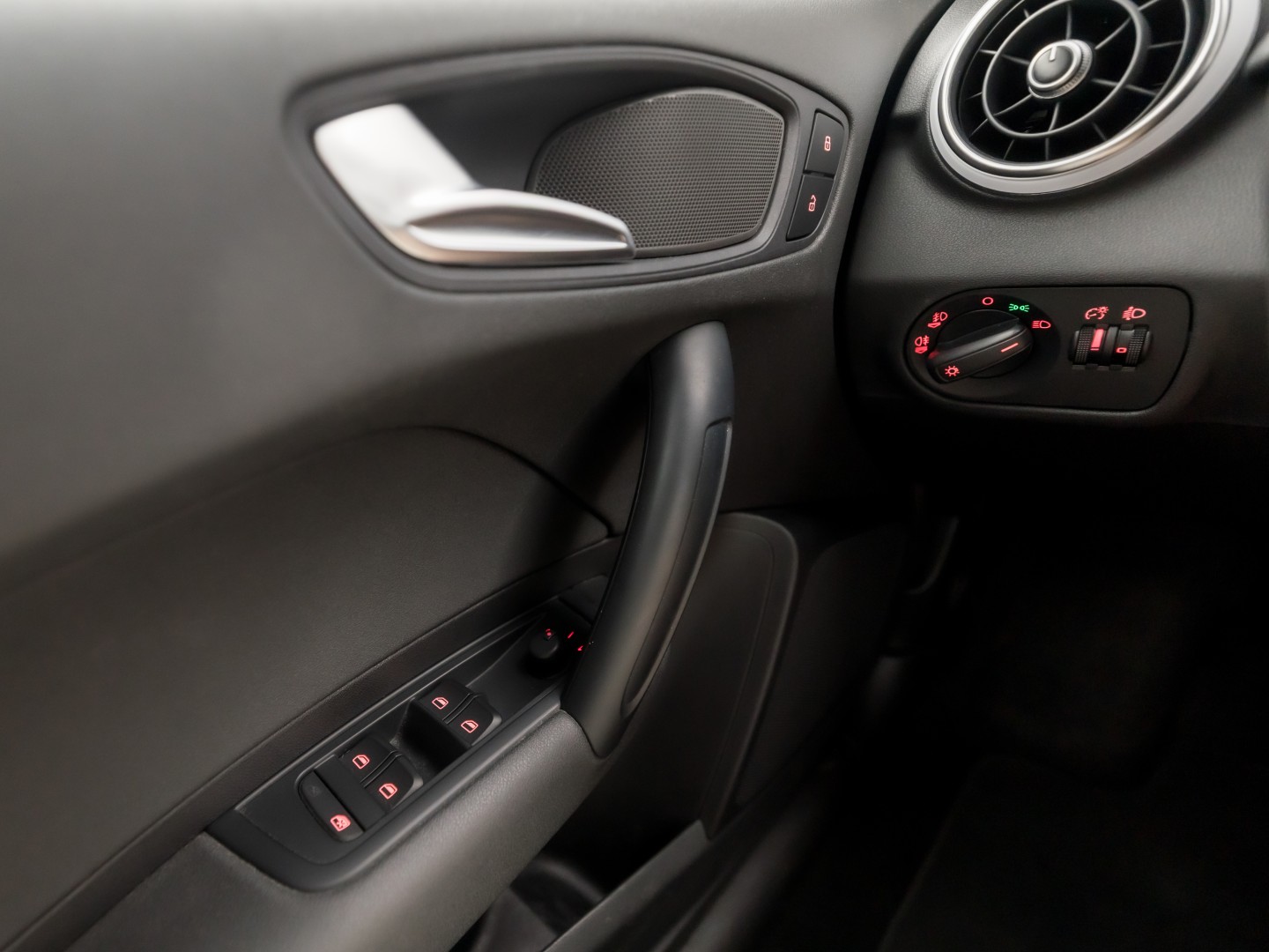 Audi A1 Sportback 1.2 TFSI S-Line Sport (NAVIGATIE, 5 DEURS, PARKEERSENSOREN, CRUISE, SPORTSTOELEN, LED ACHTERLICHTEN, BLUETOOTH, NIEUWE APK, NIEUWSTAAT)