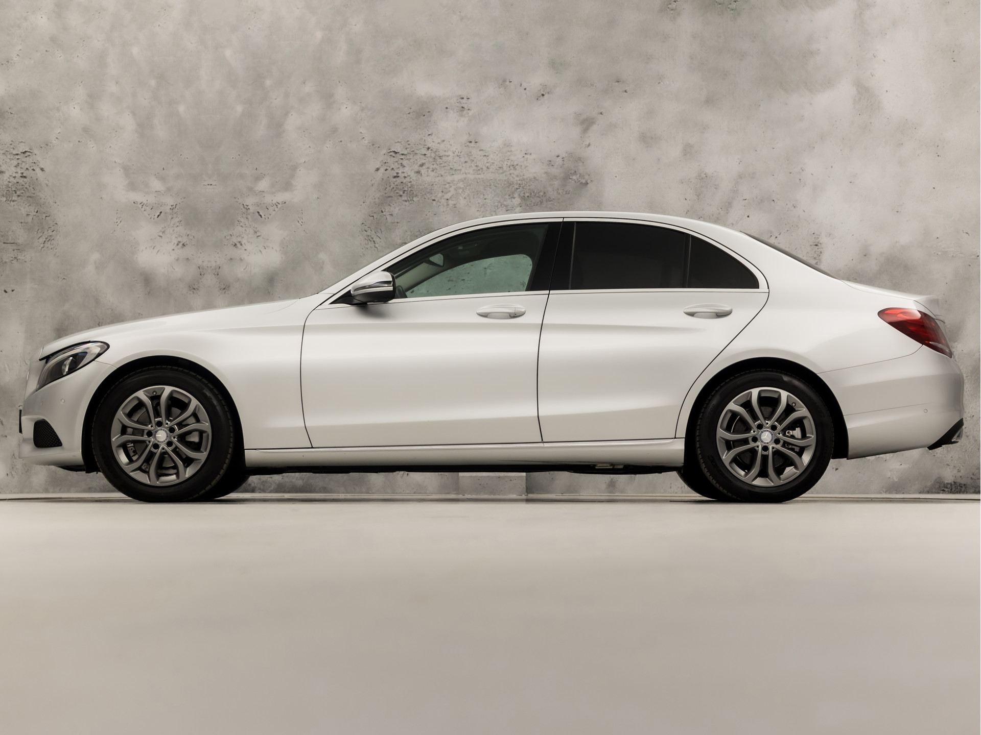 Mercedes-Benz C-Klasse 180 Sport 156Pk Automaat (NAVIGATIE, LEDER, SFEERVERLICHTING, GETINT GLAS, STOELVERWARMING, SPORTSTOELEN, CRUISE, NIEUWE APK, NIEUWSTAAT)