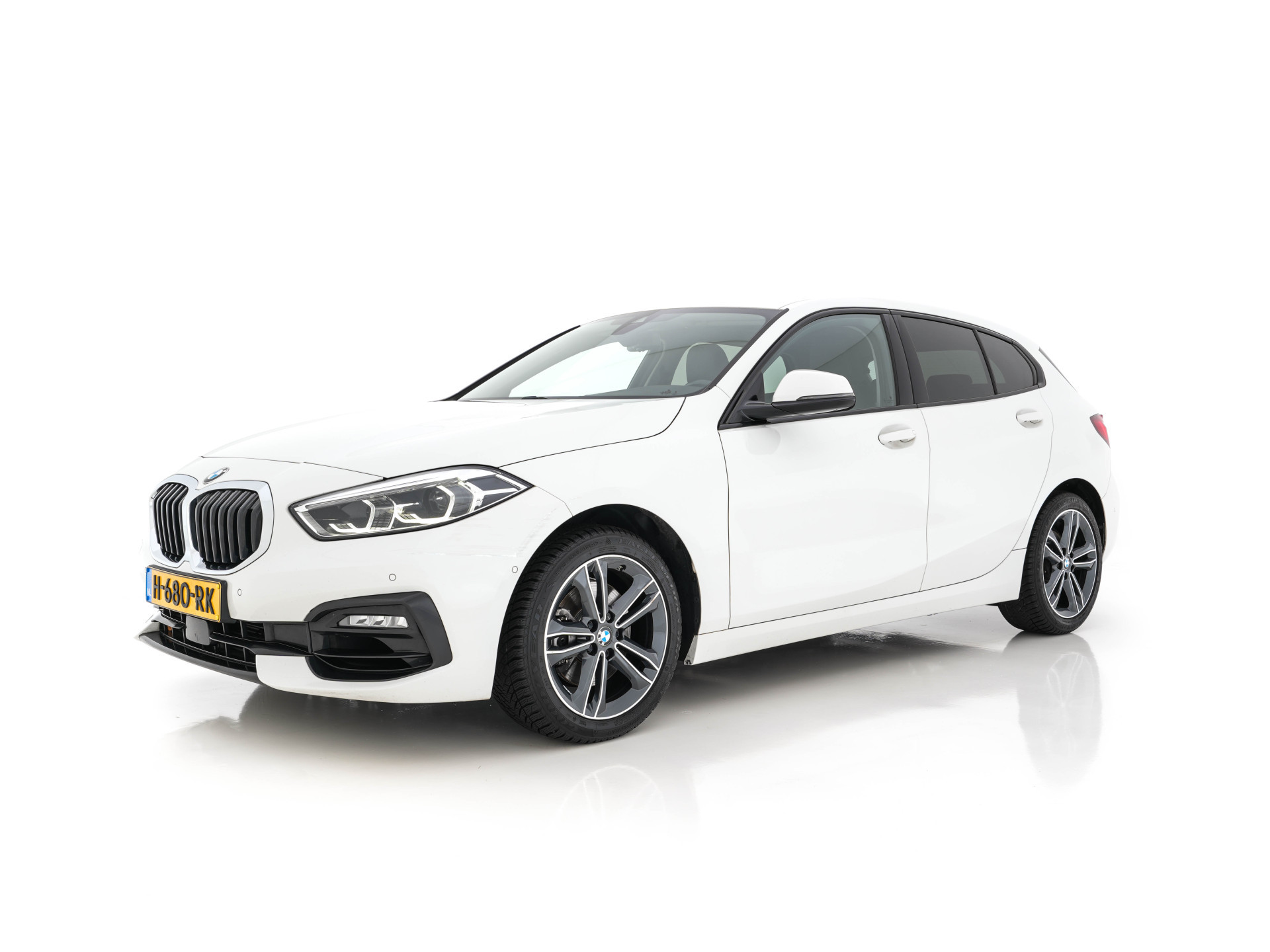BMW 1-serie 118i High Executive Edition Sport-Line (INCL-BTW) *LEATHER | DIGI-COCKPIT | HARMAN/KARDON-AUDIO | FULL-LED | KEYLESS | NAVI-FULLMAP | DAB | CAMERA | ECC | CARPLAY | PDC | AMBIENT-LIGHT | CRUISE | SPORT-SEATS | 17"ALU*