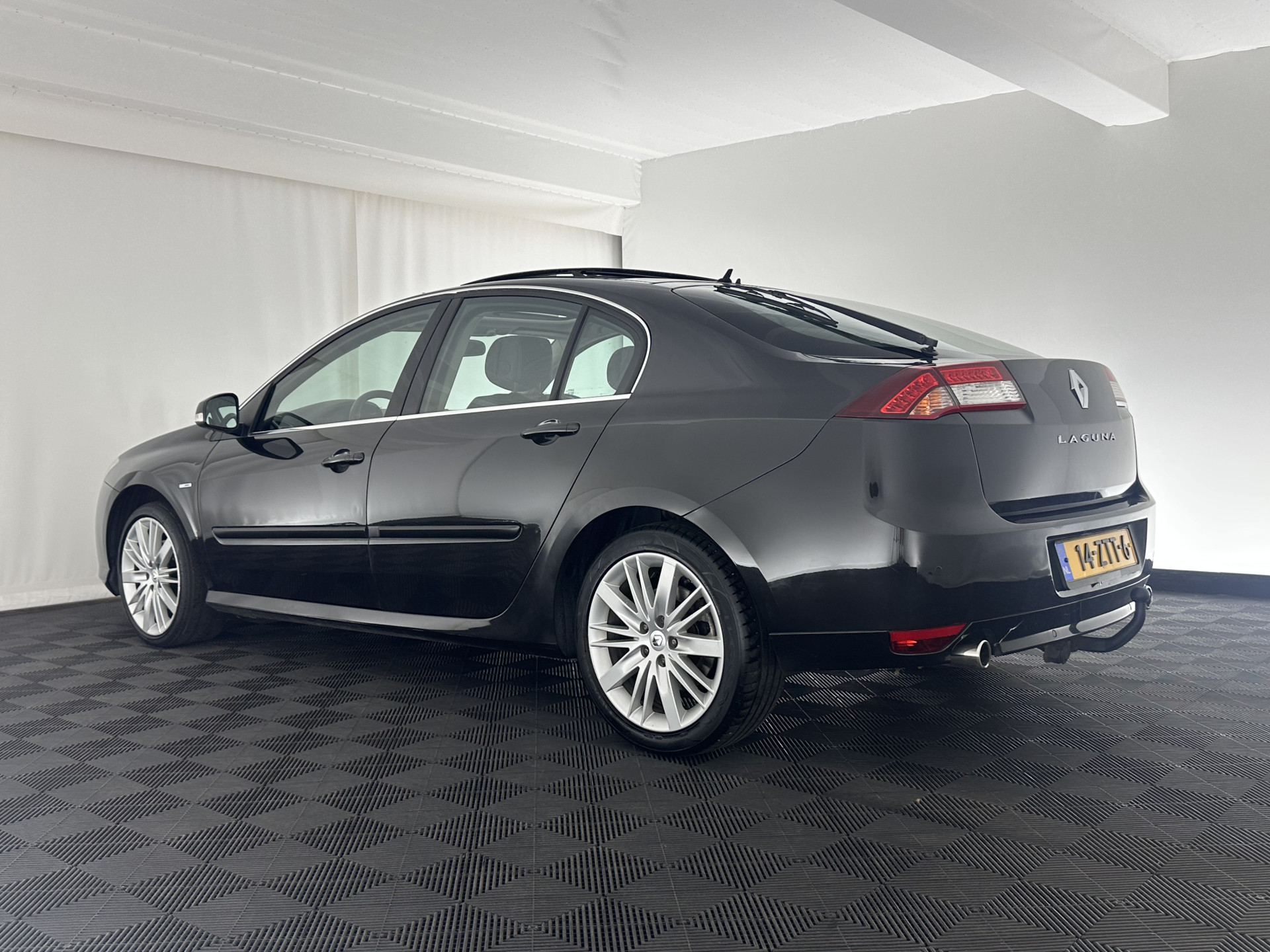 Renault Laguna 2.0 dCi S/S (INCL-BTW) *PANO | LEATHER-MICROFIBRE | BI-XENON | KEYLESS | NAVI-FULLMAP | COMFORT-SEATS | ECC | PDC | CRUISE | TOWBAR | 18''ALU*