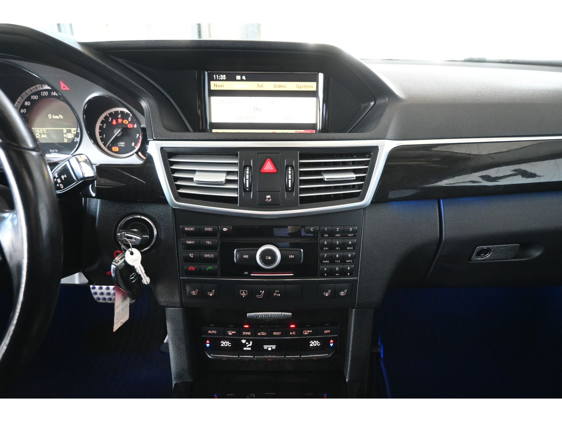 Mercedes-Benz E-klasse 500 Elegance V8 Automaat Clima Panoramadak Trekhaak PDC Stoelverwarming Cruise control Goed Onderhouden! Inruil Mogelijk!