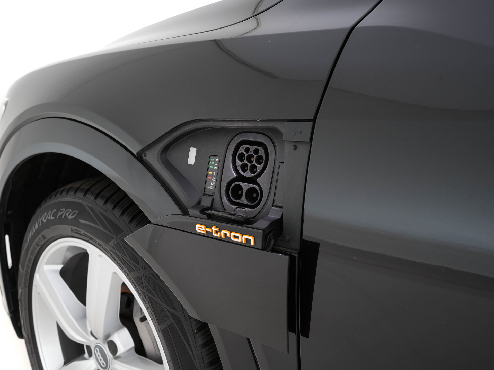 Audi e-tron 50 Quattro Launch-Edition-Plus 71 kWh [ 3-Fase ] {SOH-100%} (INCL-BTW) *PANO | LUXURY-LEATHER | ADAPTIVE-CRUISE | FULL-LED | DIGI-COCKPIT | KEYLESS | MEMORY-PACK | CAMERA | NAVI-FULLMAP | SHIFT-PADDLES | COMFORT-SEATS | 20''ALU*