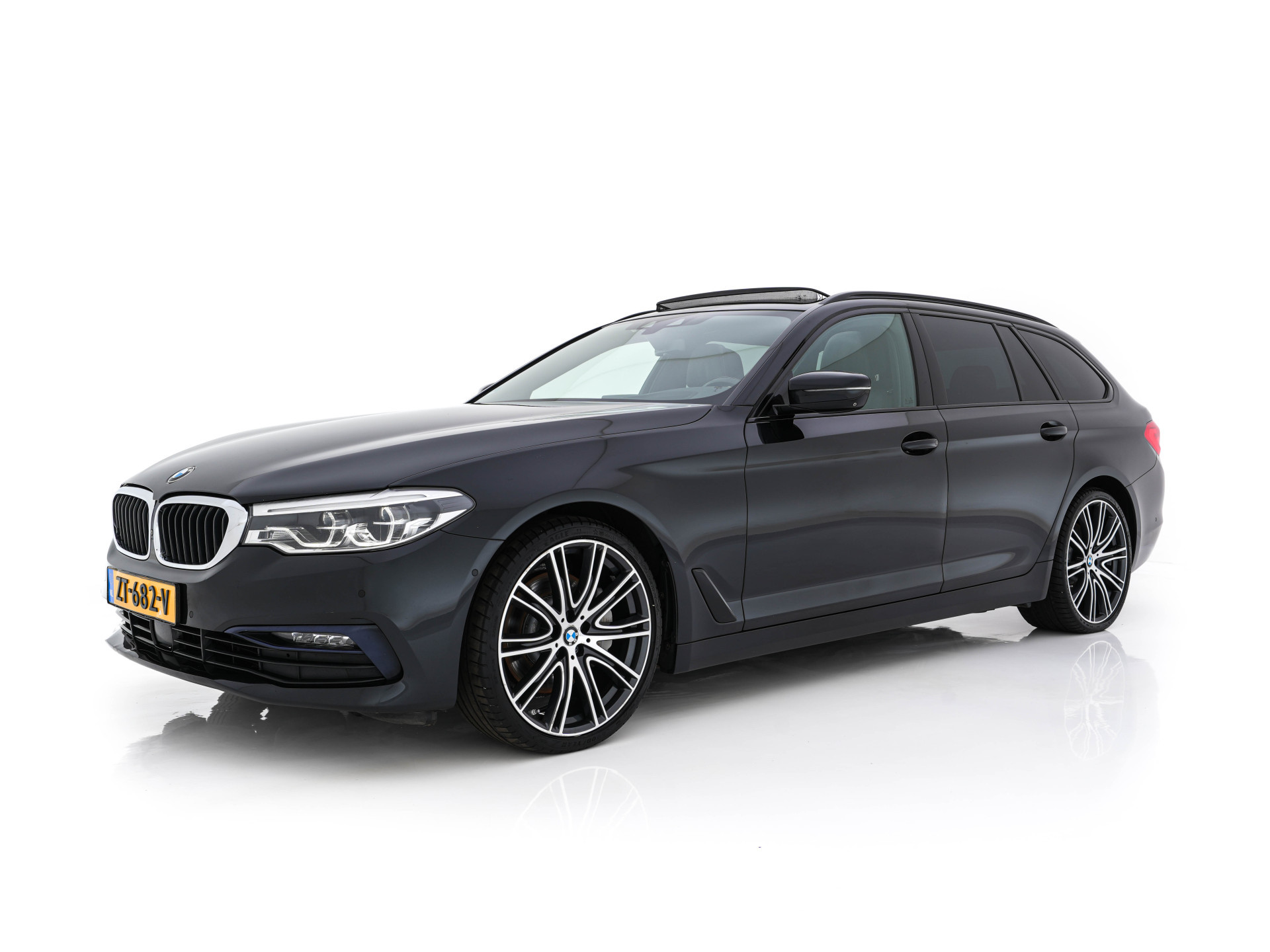 BMW 5-serie Touring 530d Sportline High Executive Aut. *PANO | LEATHER | FULL-LED | MEMORY-PACK | TOP-VIEW | HEATED-COMFORTSEATS | NAVI-FULLMAP | PRIVACY-GLASS | AMBIENT-LIGHT | ECC | CARPLAY | PDC | TOWBAR | SHIFT-PADDLES | 20"ALU*