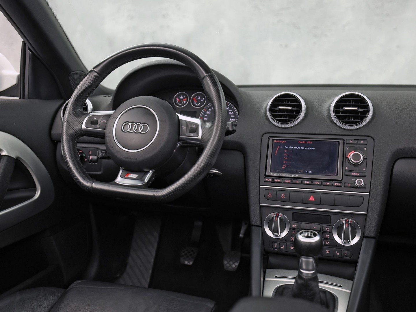 Audi A3 1.2 TFSI S-Line Sport (NAVIGATIE, CLIMATE, LEDER, STOELVERWARMING, SPORTSTOELEN, PARKEERSENSOREN, XENON, NIEUWSTAAT)