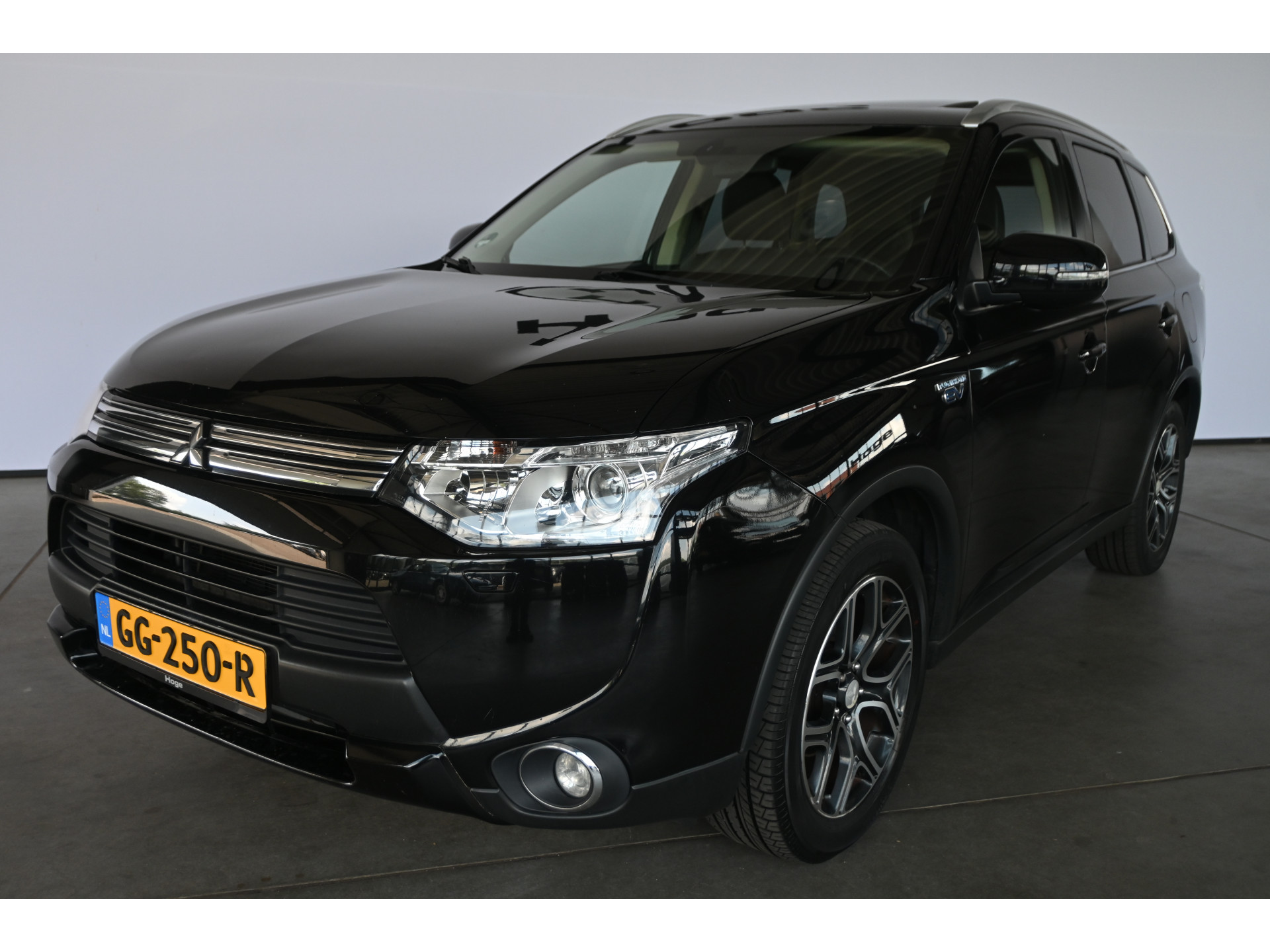 Mitsubishi Outlander 2.0 PHEV Automaat Limited Edition X-Line Navigatie Leder Trekhaak Schuifdak Rijklaarprijs! Inruil Mogelijk!