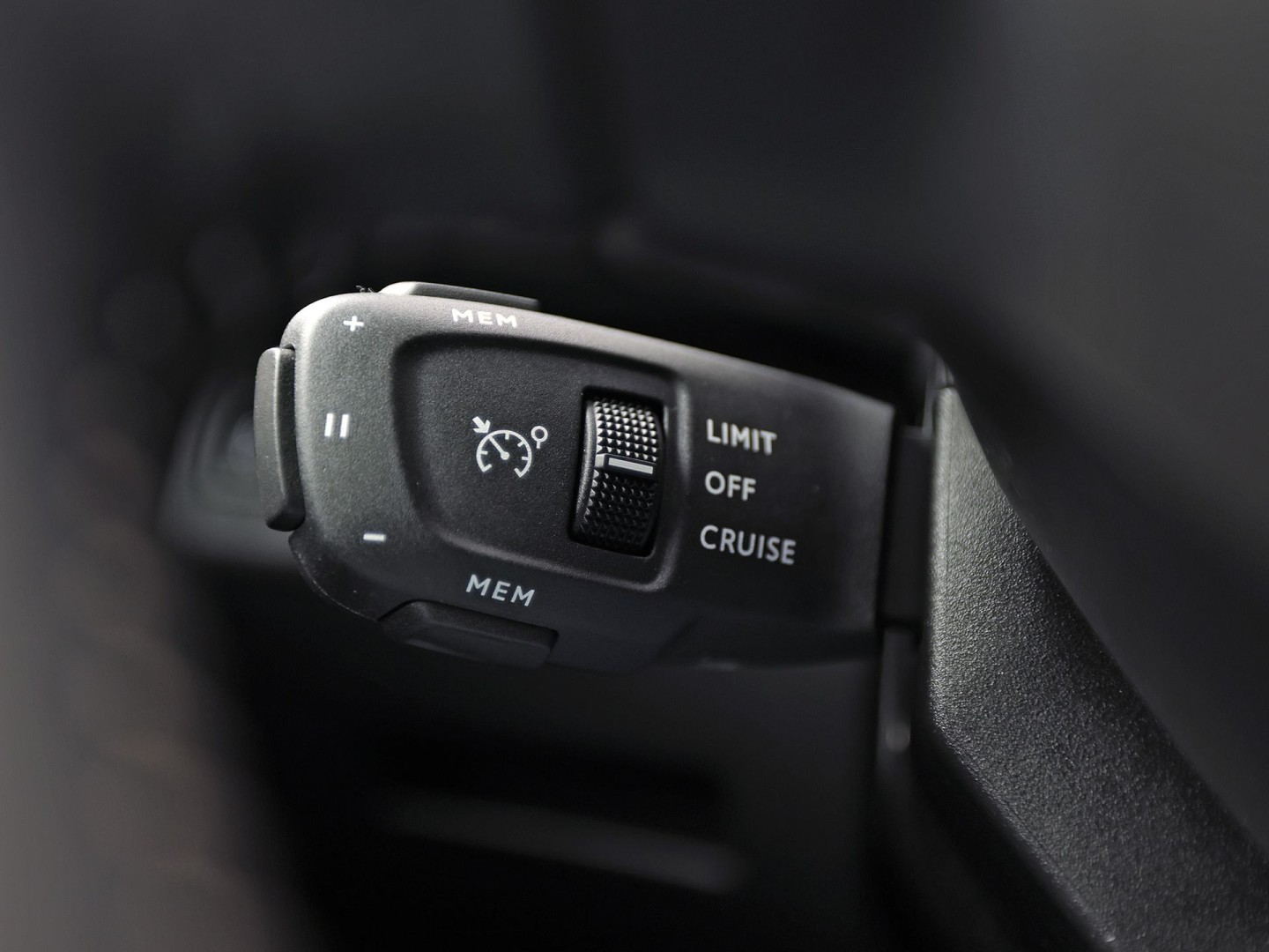 Peugeot 3008 1.6 HYbrid 225 Allure Sport 225Pk Automaat (APPLE CARPLAY, GROOT NAVI, 99% SOH, 360 CAMERA, LEDER, SPORTSTOELEN, ZWART HEMEL, GETINT GLAS, NIEUWSTAAT)