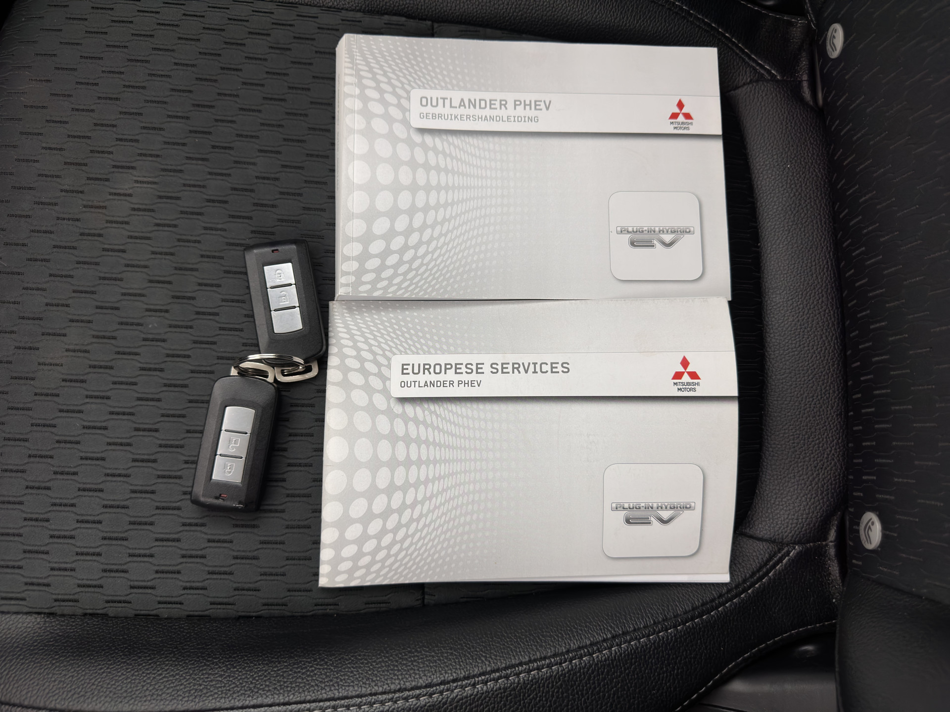 Mitsubishi Outlander 2.0 PHEV Business Edition X-Line (INCL-BTW) Aut. *LEATHER-FABRIC | NAVI-FULLMAP | KEYLESS | CAMERA | COMFORT-SEATS | ECC | CRUISE | PRIVACY-GLASS | SHIFT-PADDLES |  TOWBAR | 18''ALU*