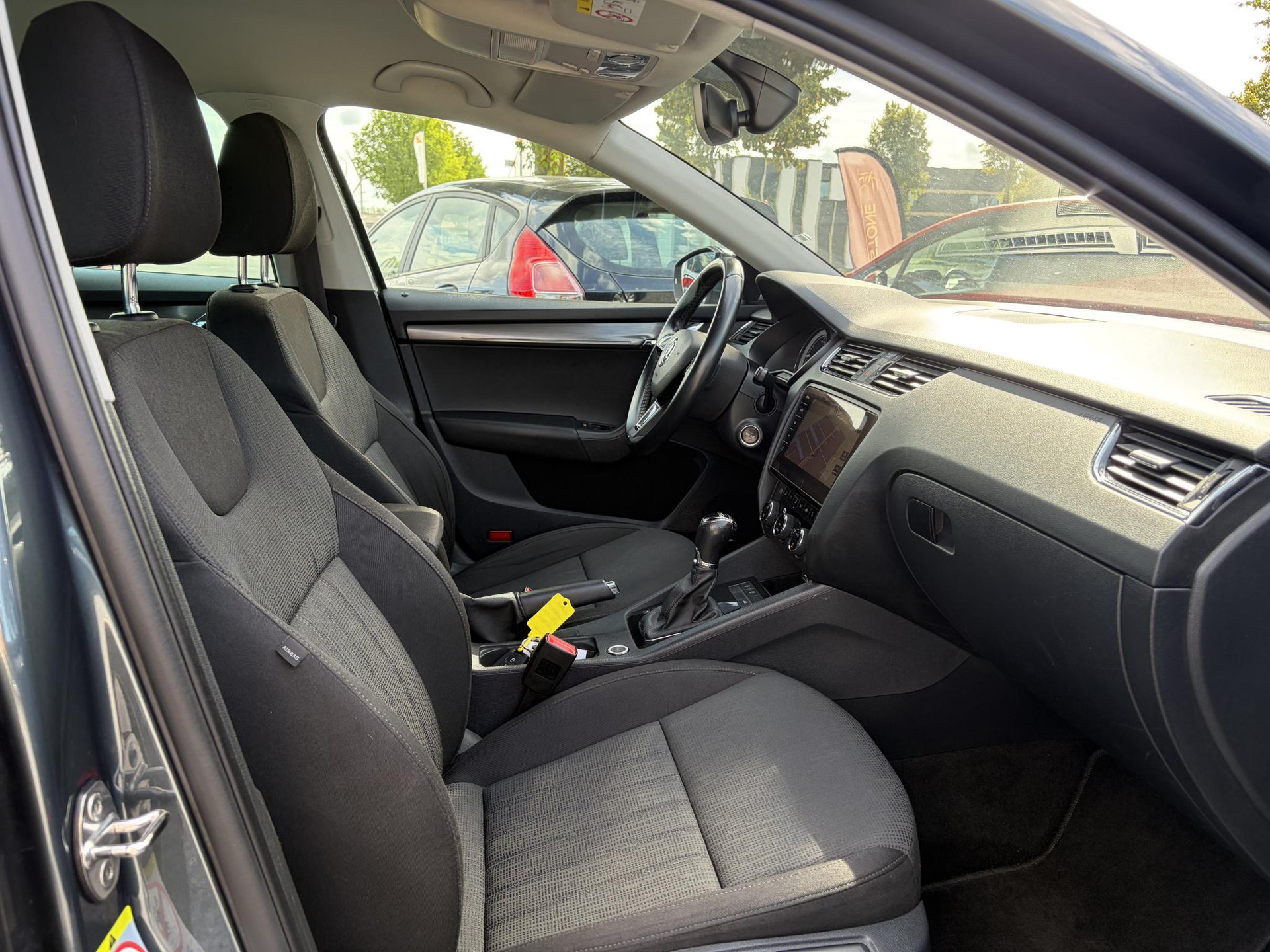 Skoda Octavia Combi 1.5 TSI Greentech Style Business 2e Eigenaar,Draadloze telefoonlader,Carplay,Camera,Navi,Trekhaak,150pk,Pdc V+A,Keyless,Clima,Cruise,Elekt.Stoel,Recent beurt gehad,N.A.P,Apk tot 07-2027