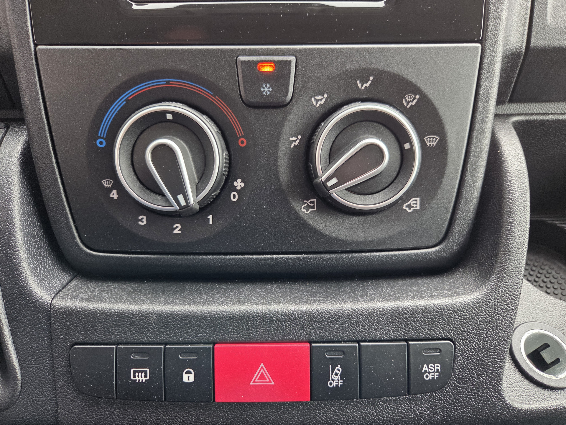 Peugeot Boxer 2.2 BlueHDI 140Pk L4H2 Airco Navi PDC Cruise control Achteruitrijcamera