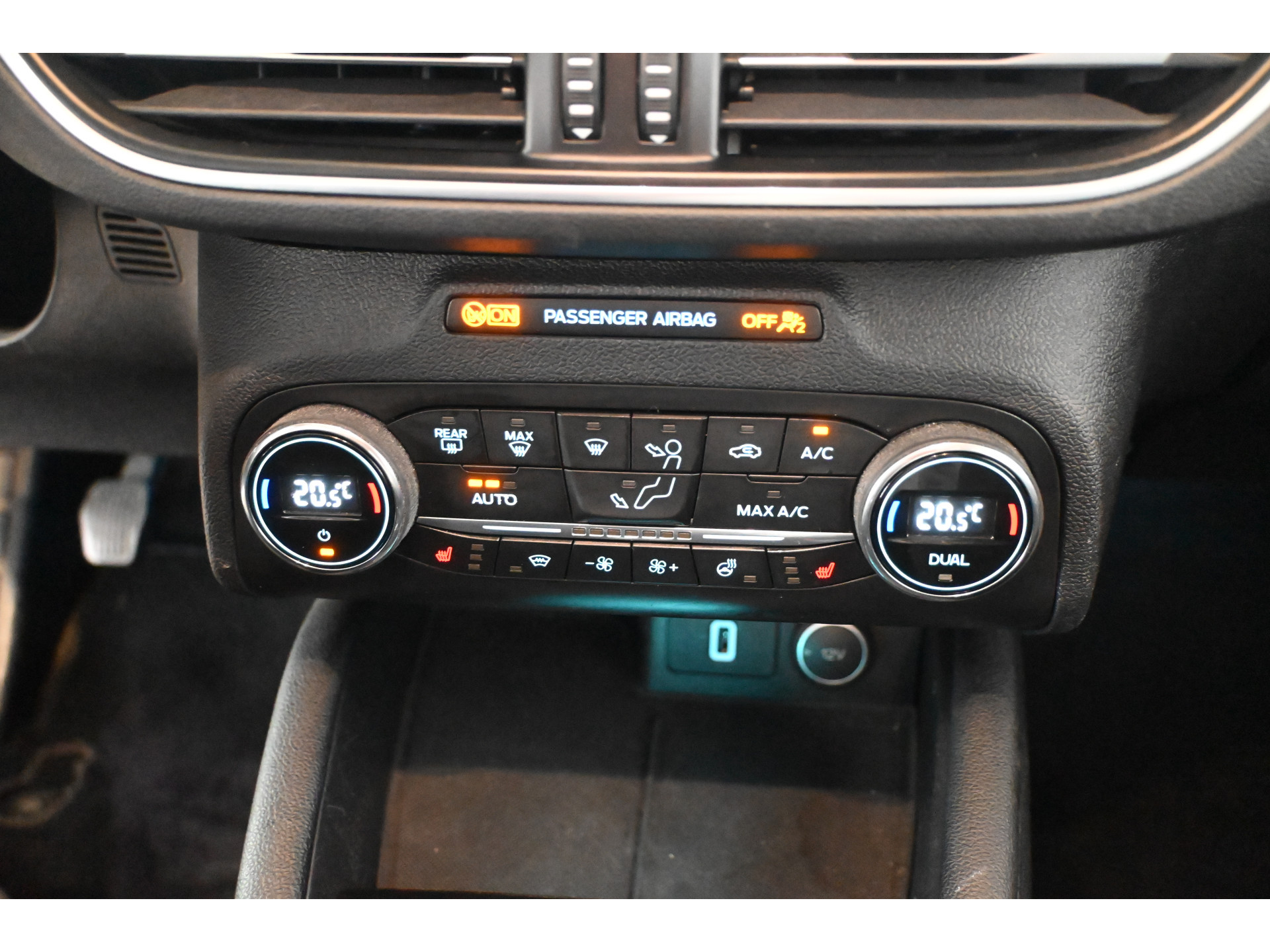 Ford Focus 1.0 EcoBoost Titanium Business Clima Navigatie Stuur/Stoelverwarming Rijklaarprijs! Inruil Mogelijk!