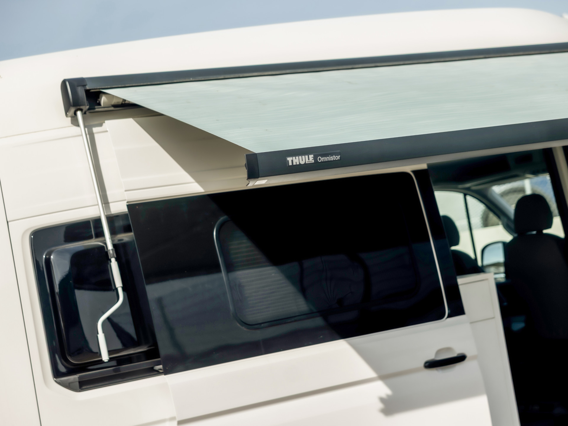 Volkswagen Crafter Grand California XXL 177Pk Automaat (LED KOPLAMPEN, STOELVERWARMING, KEUKEN, CENTRALE VERWARMING, KOELKAST, TOILET, DOUCHE, THULE ZONNESCHERM, FIETSENDRAGER, ZOET WATER)
