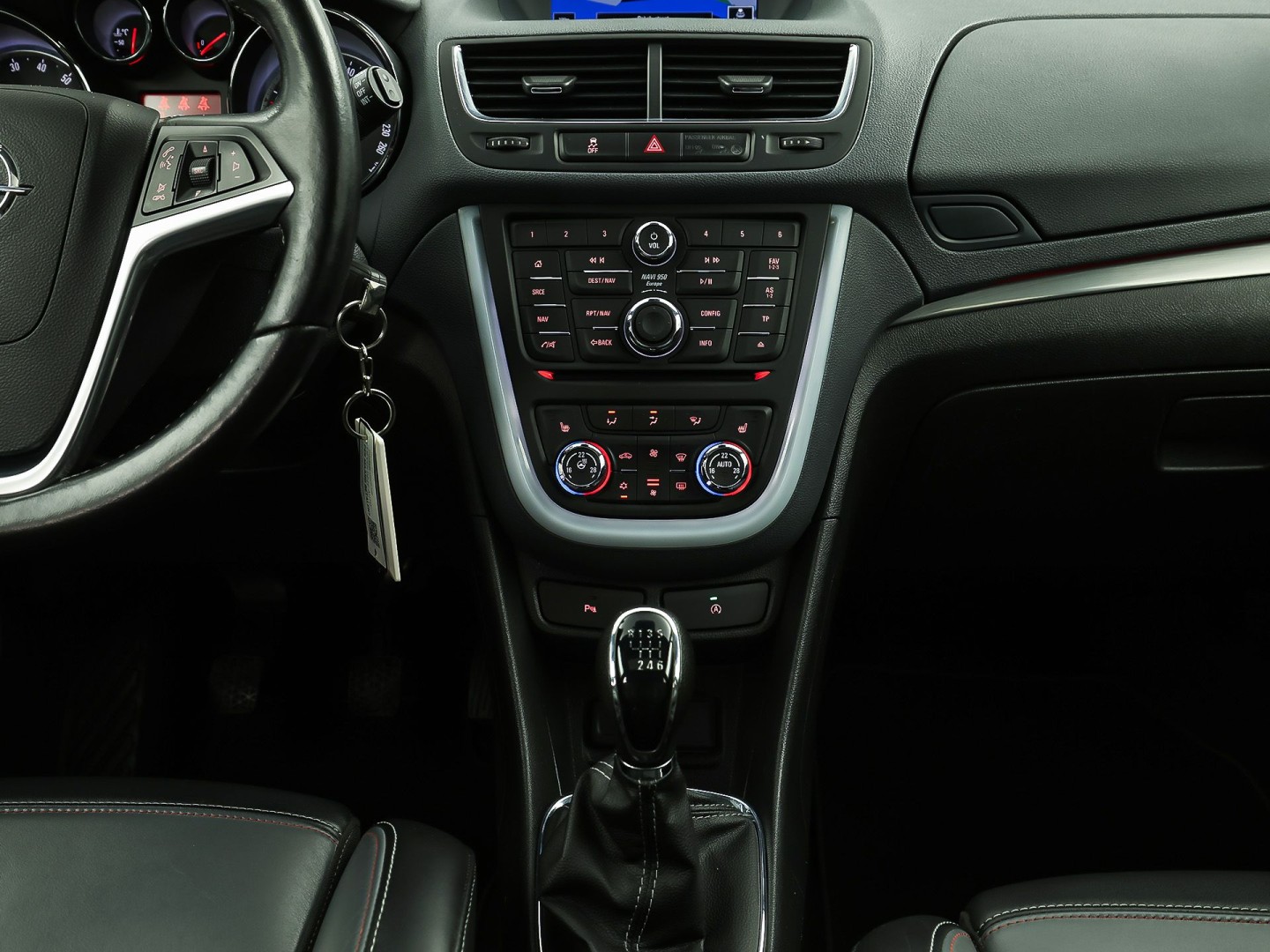 Opel Mokka 1.4 T Cosmo Sport 140Pk (SCHUIFDAK, NAVIGATIE, CLIMATE, STUUR/STOELVERWARMING, SPORTSTOELEN, GETINT GLAS, CAMERA, NIEUWSTAAT)