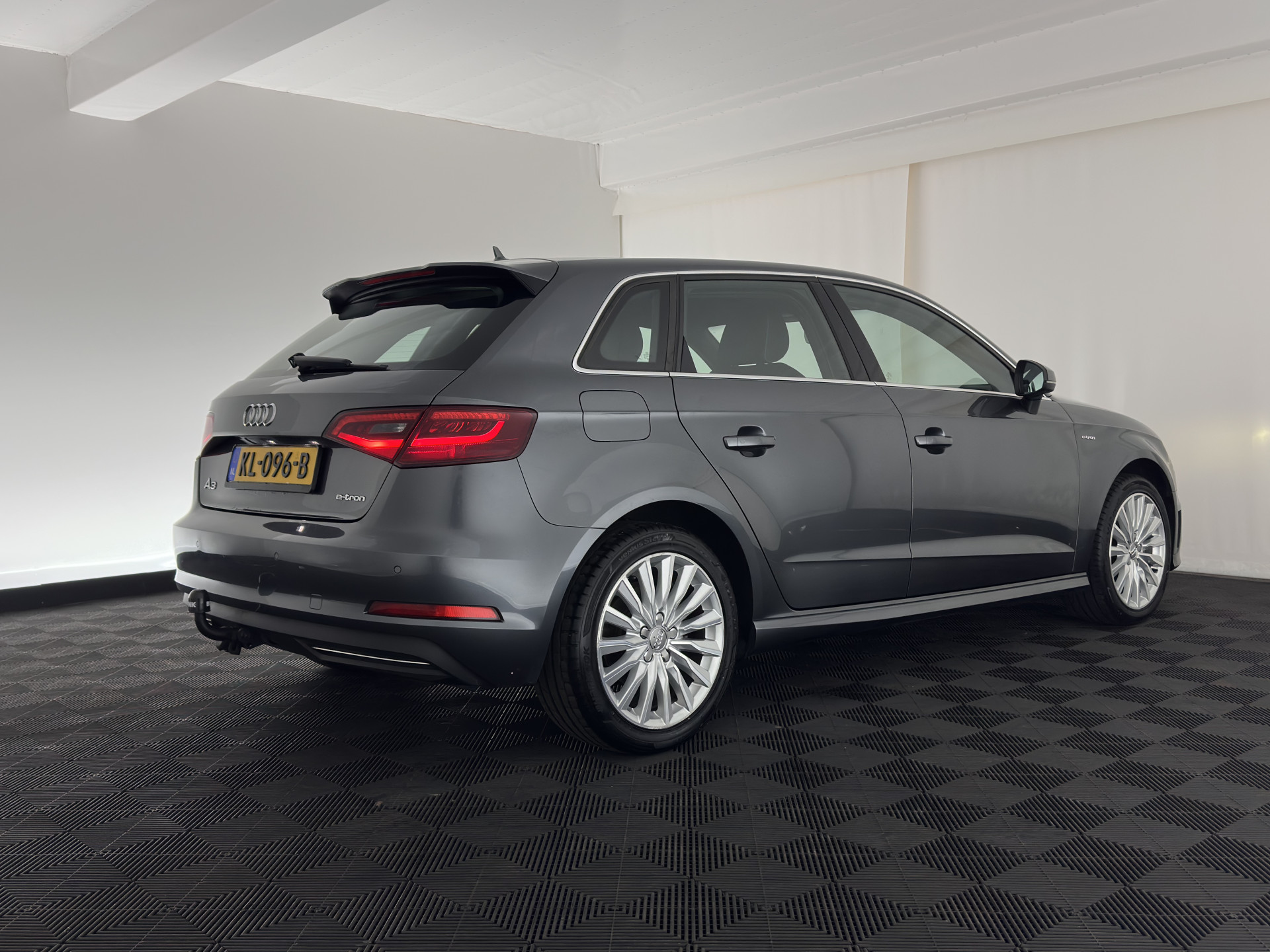 Audi A3 Sportback 1.4 e-tron Plug-In Pro Line plus Aut. *LEATHER-FABRIC | FULL-LED | NAVI-FULLMAP | KEYLESS | SPORT-SEATS | AUDI-SOUND | TOWBAR | 17''ALU*