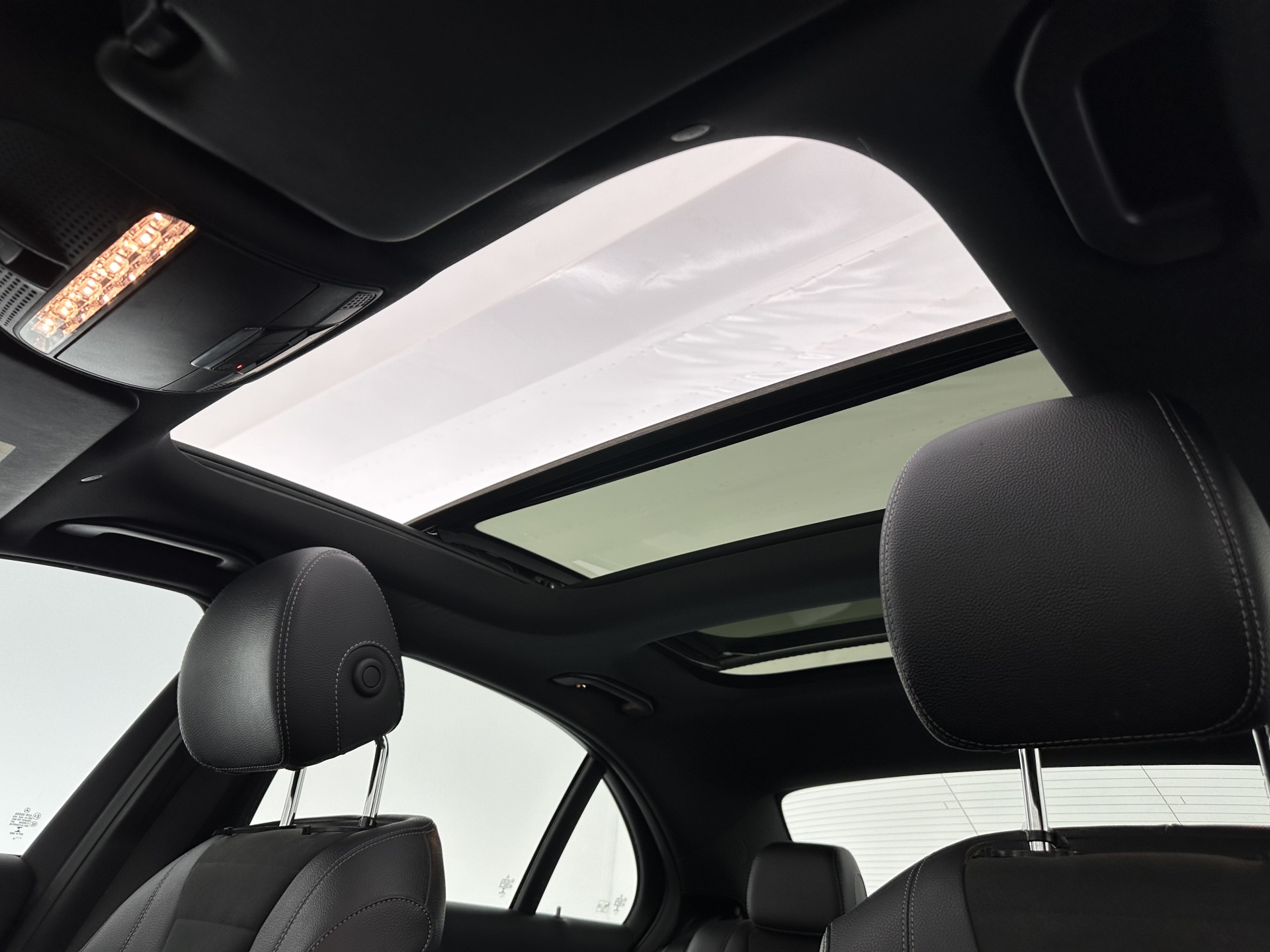 Mercedes-Benz E-klasse 220 d AMG-Line (INCL-BTW ) Aut. *PANO | FULL-LED | LEATHER-MICROFIBRE | WIDE-SCREEN-DIGI-COCKPIT | NAVI-FULLMAP | AMBIENT-LIGHT | HEATED-SPORTSEATS | ECC | SHIFT-PADLLES | PDC | CRUISE | 19"ALU*