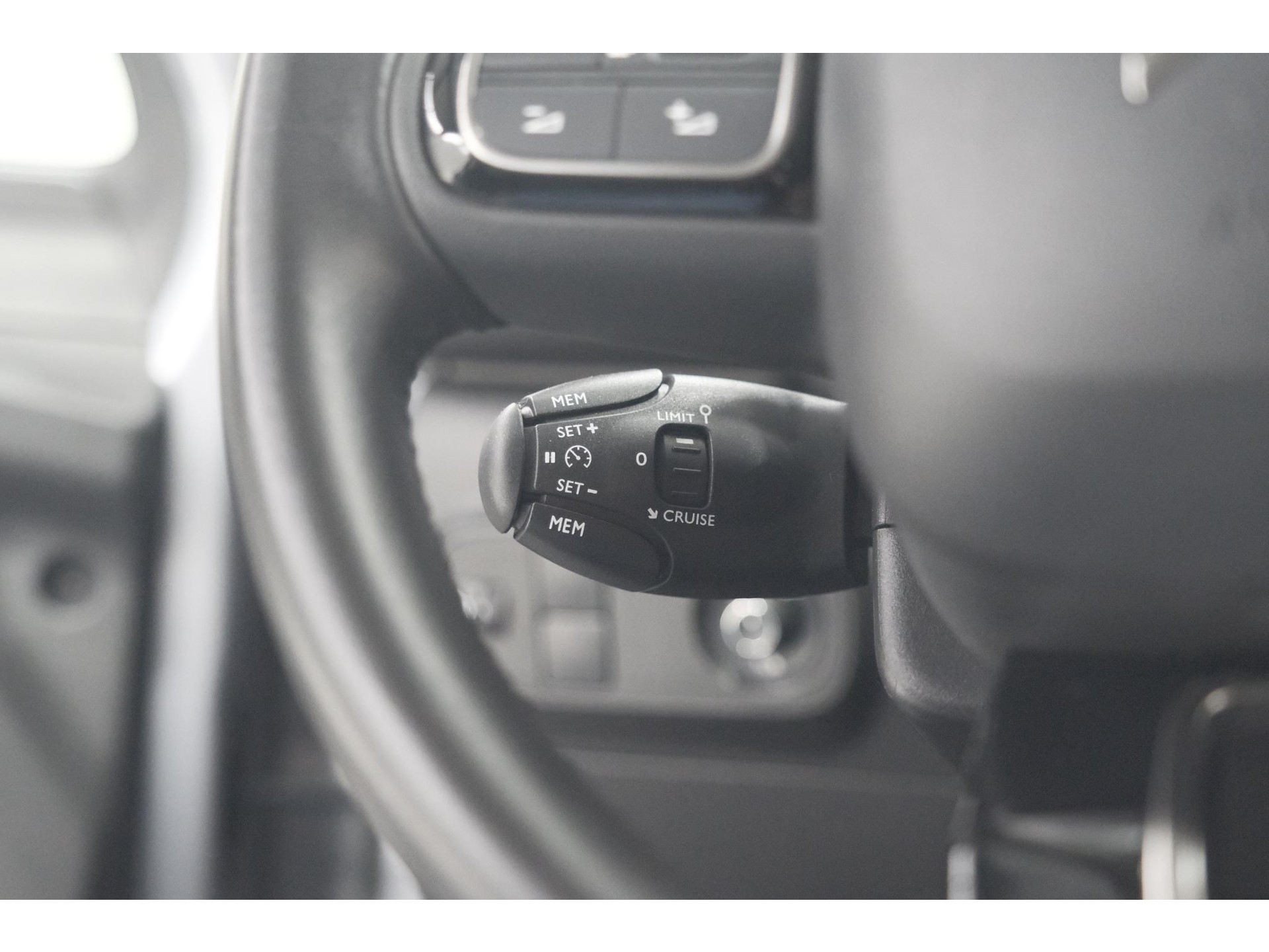 Citroen C3 PureTech 110 EAT6 Shine | Camera | Navigatie | Parkeersensoren | Apple Carplay | 17 Inch Lichtmetalen Velgen