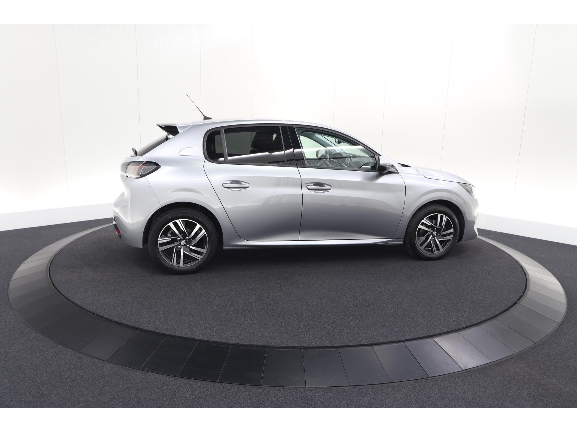 Peugeot 208 PureTech 100 EAT8 Allure | Adaptieve Cruise control |  Camera | Parkeersensoren voor + achter | Navigatie | Apple Carplay