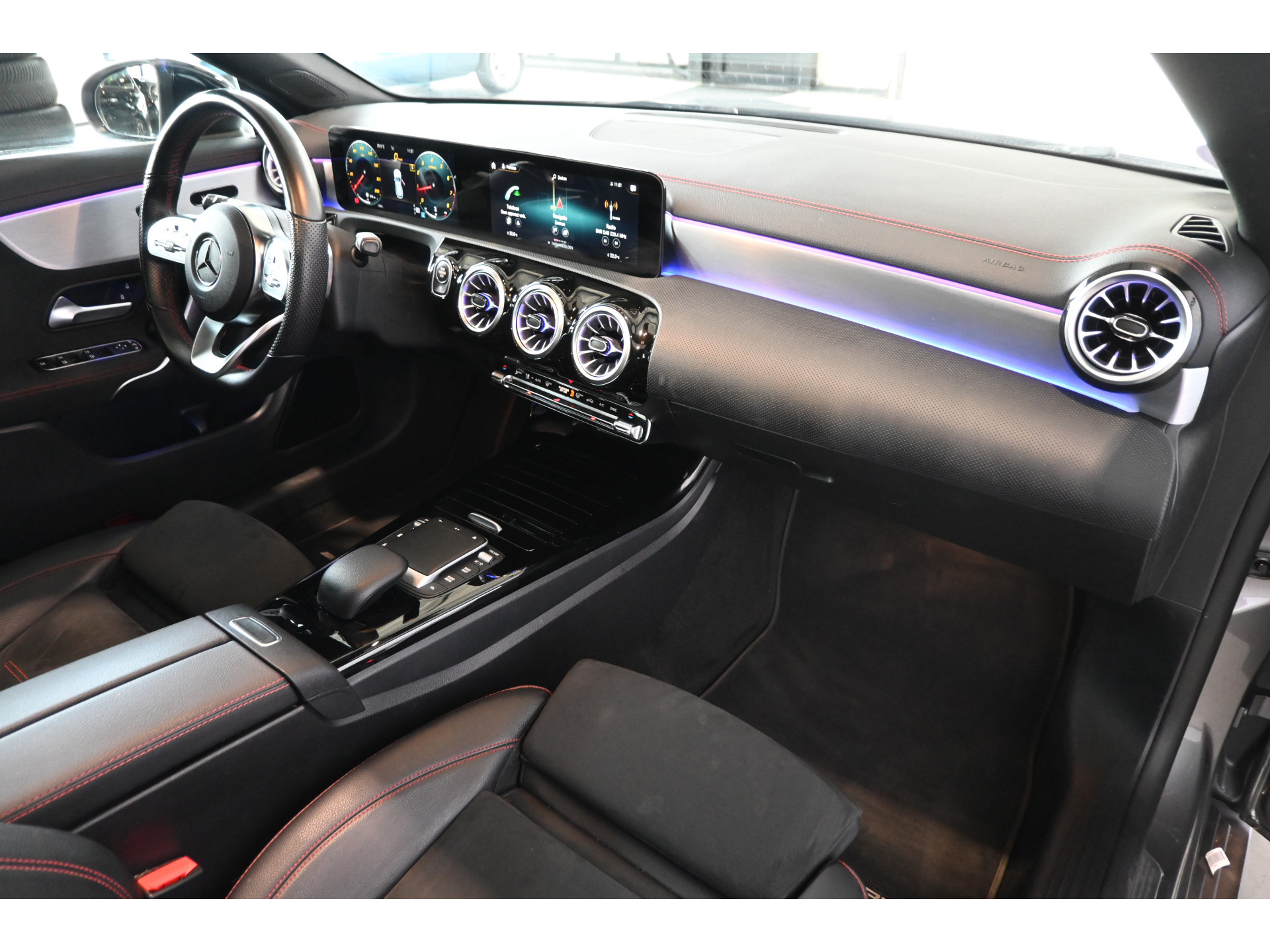 Mercedes-Benz CLA-klasse Shooting Brake 180 Automaat Business Solution AMG Clima Panoramadak Widescreen Sfeer LED Rijklaarprijs! Inruil Mogelijk!