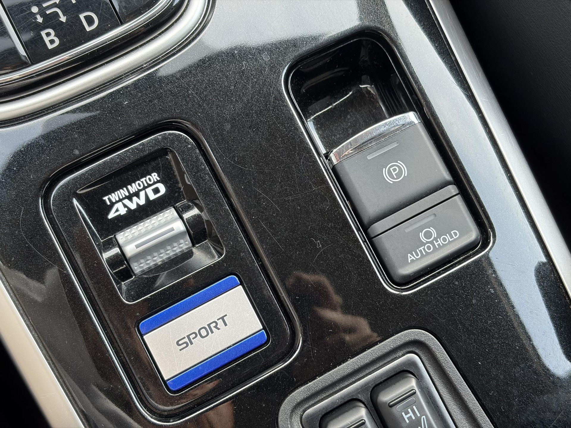 Mitsubishi Outlander 2.4 PHEV Intense ✓1e Eigenaar✓Trakhaak✓SOH 67%✓Carplay✓Camera✓Alcantara-Leder✓Stoelverw-Stoelverkoeling✓Clima✓Cruise✓Pdc V+A✓Keyless✓Net beurt gehad✓18" Lmv✓N.A.P✓Apk tot 10-2027